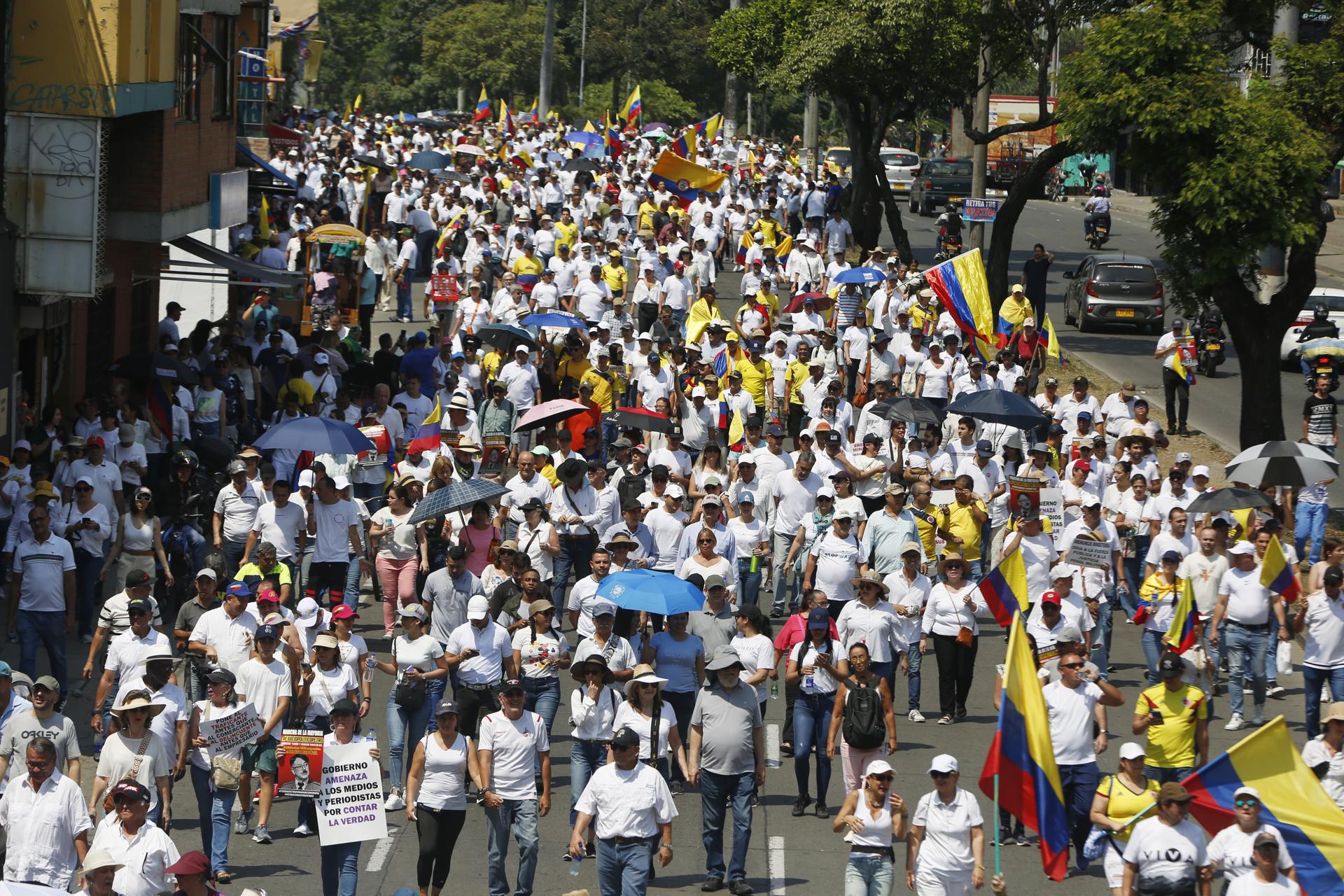 Miles de colombianos dicen “no” a las reformas de Petro en la "Marcha de la mayoría"