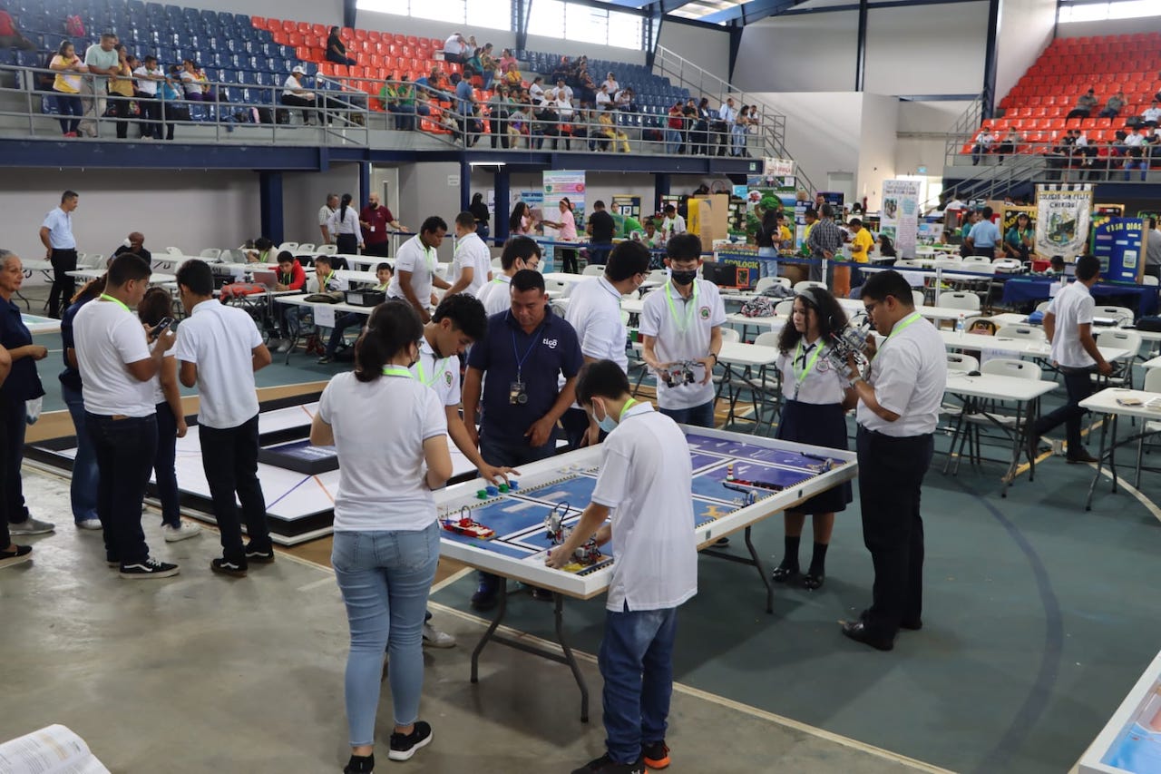 En competencias regionales de robótica de Veraguas, estudiantes demostraron ingenio y creatividad
