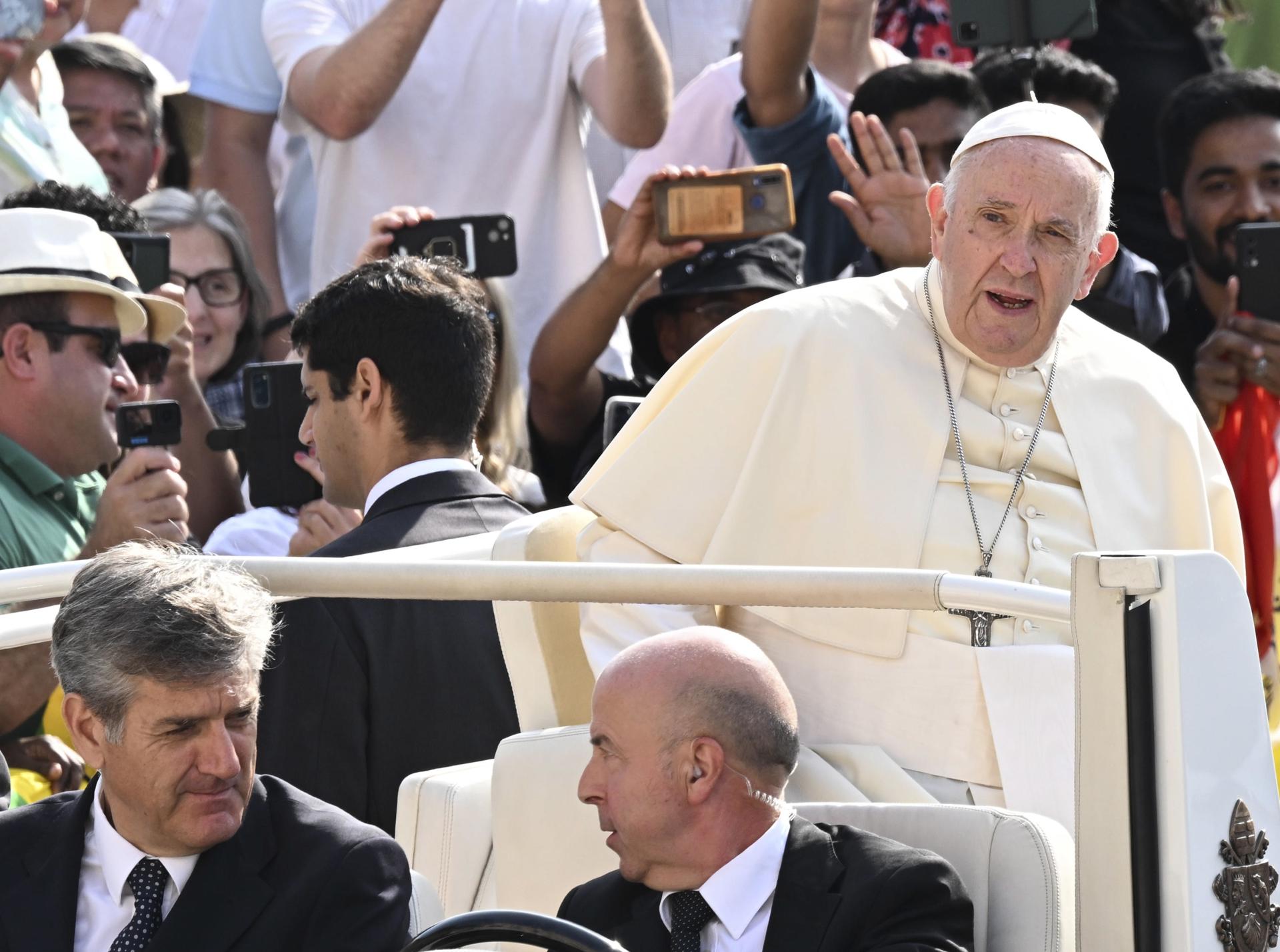 El papa deseó que llegue pronto la paz a Ucrania mientras su enviado visita Moscú