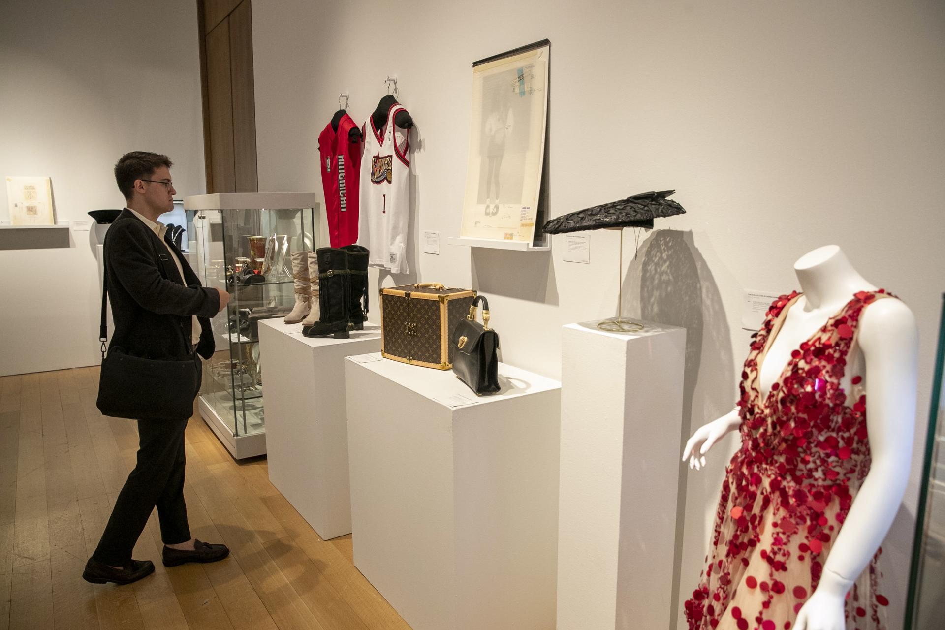 Salen a la venta fotos, pinturas y ropa de la reina de la música disco Donna Summer