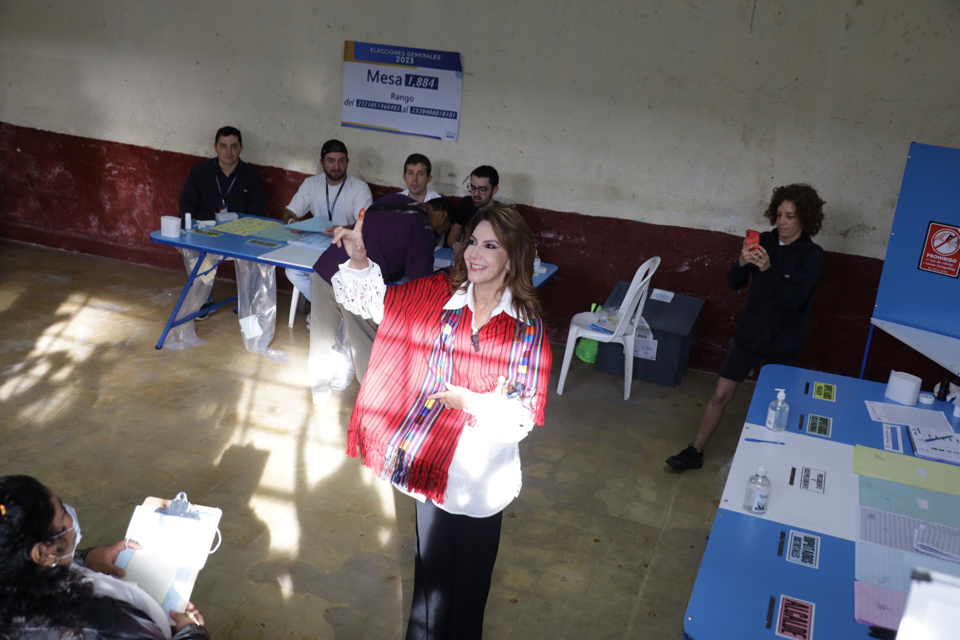 Hija del dictador golpista Ríos Montt emitió su voto en centro de ciudad de Guatemala