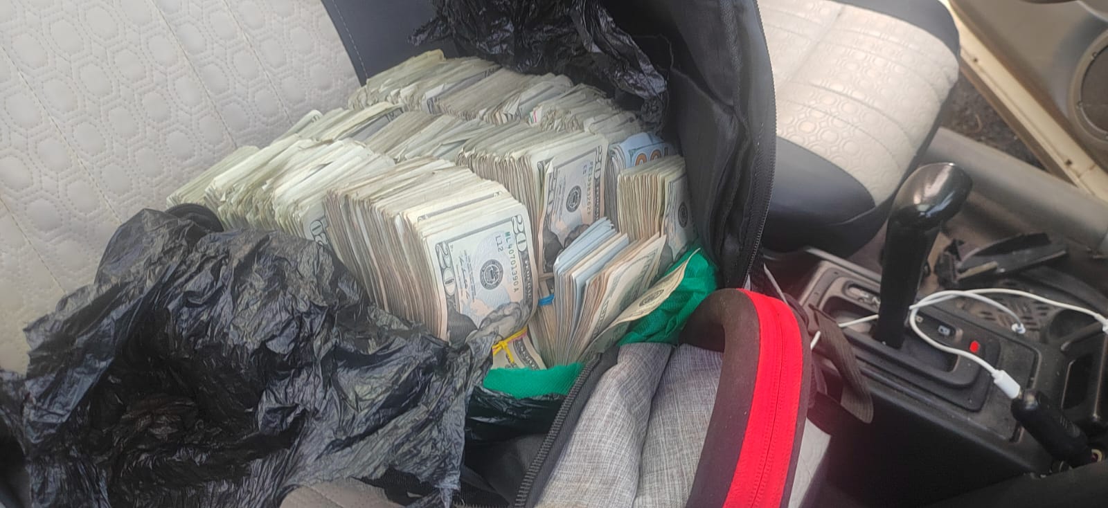 Tras persecución, policía decomisó fajos de dinero, drogas y armas de fuego
