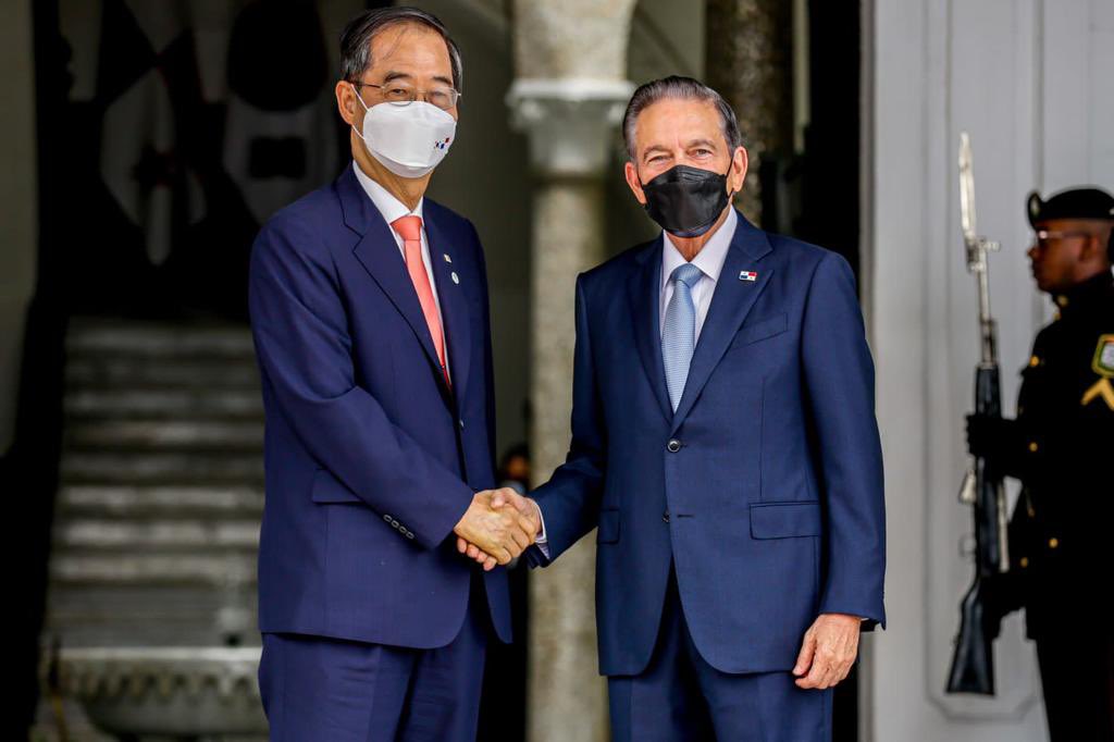 Presidente Cortizo recibe a Han Duck-soo, primer ministro de Corea del Sur