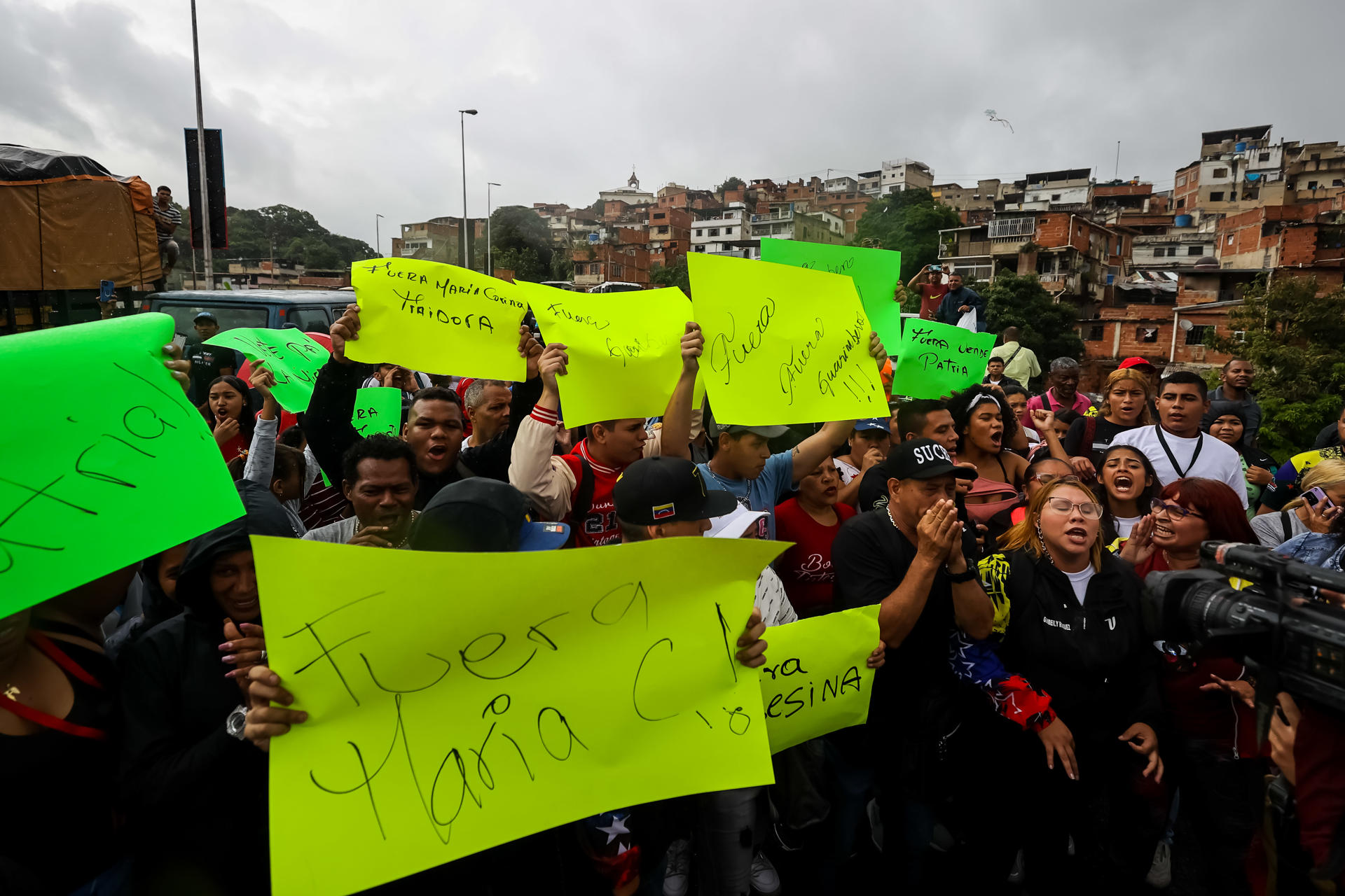 Oficialistas impiden una actividad de la opositora María Corina Machado en Caracas