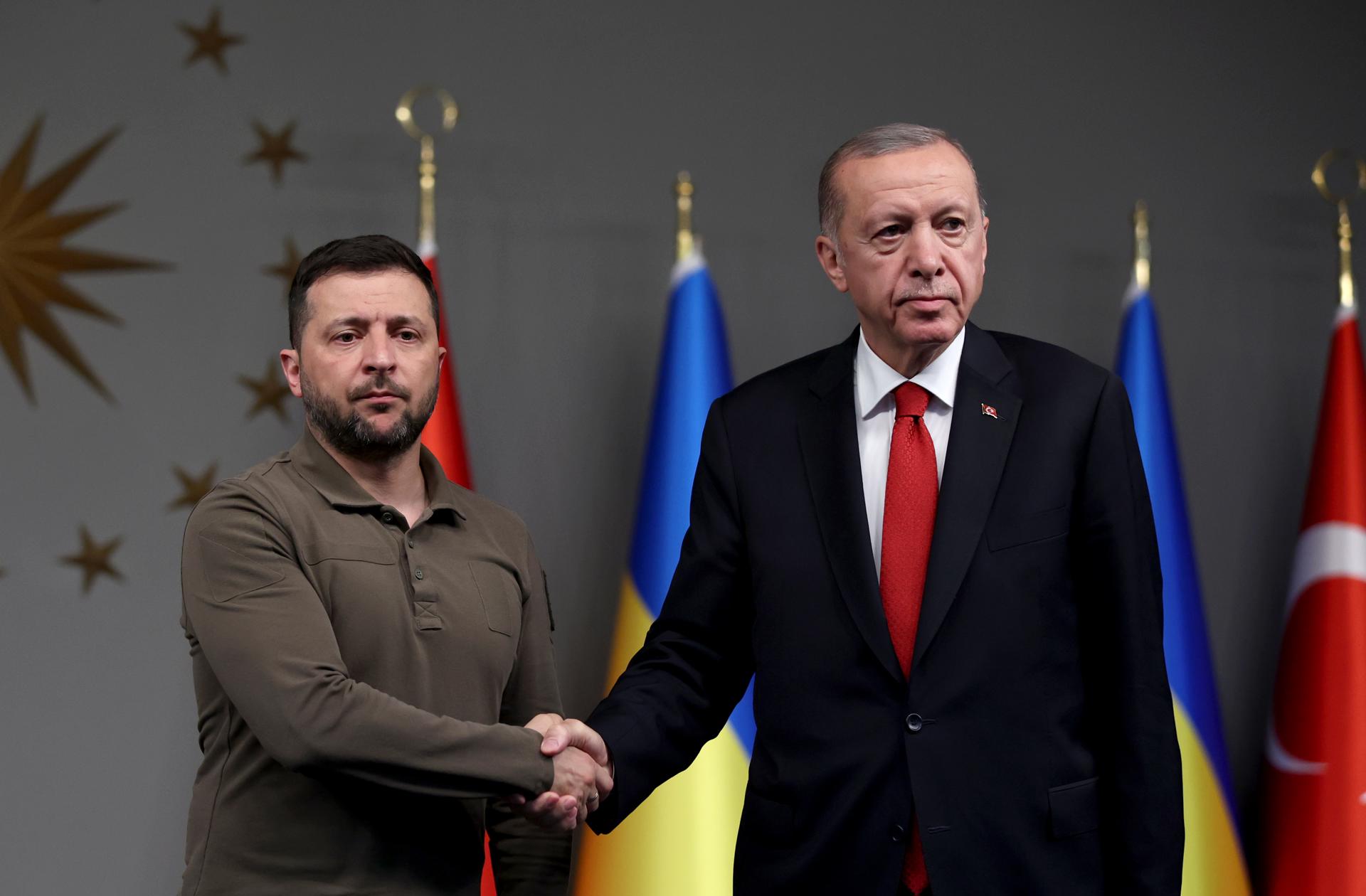 El presidente turco dice ante Zelenski que Ucrania "merece entrar en la OTAN"