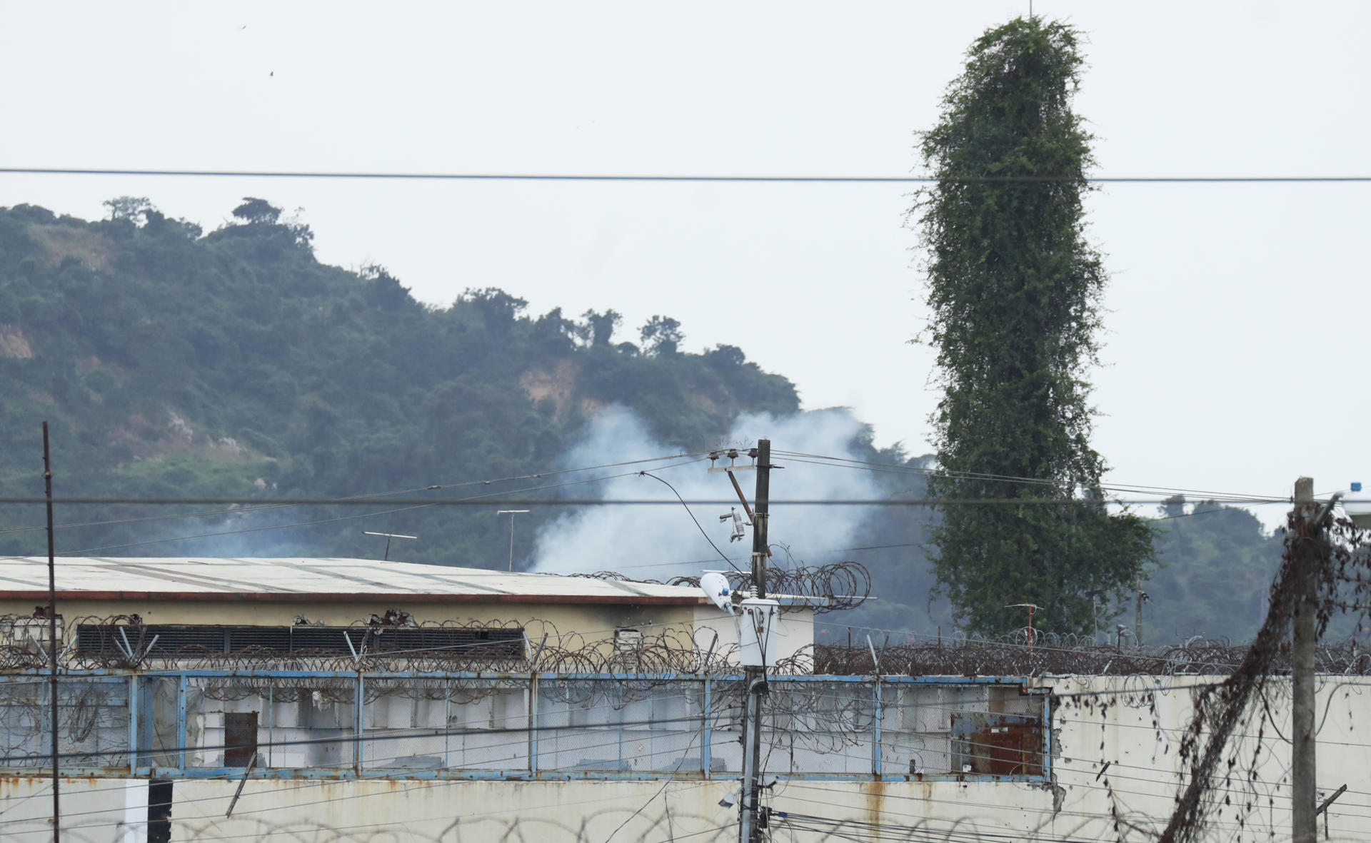 Sube a 18 el número de fallecidos por enfrentamientos entre reos en una cárcel de Ecuador