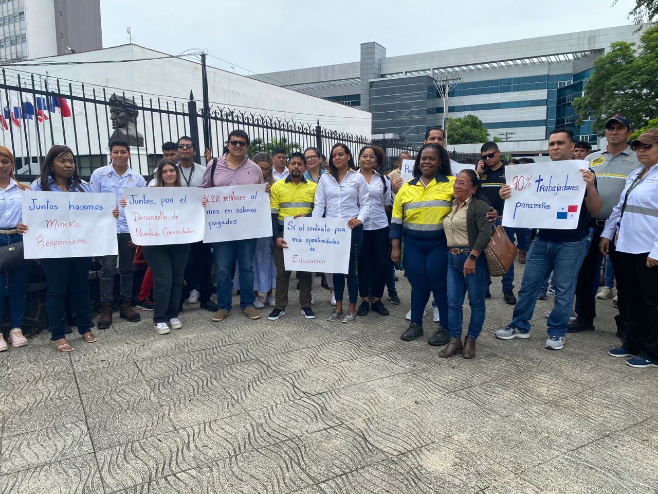 Con más de 6,000 firmas colaboradores de Cobre Panamá, miembros comunidades y estudiantes, solicitan aprobación nuevo Contrato