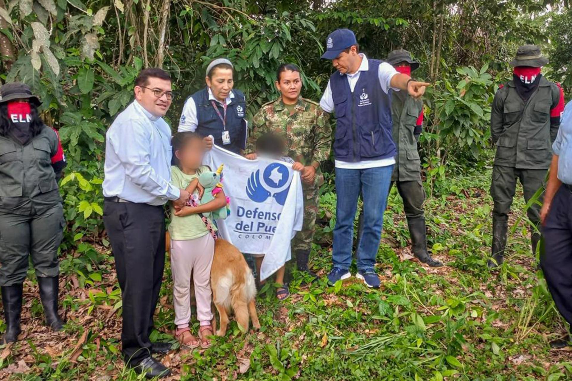 El ELN liberó a sargento y sus dos hijos secuestrados esta semana en el noreste de Colombia