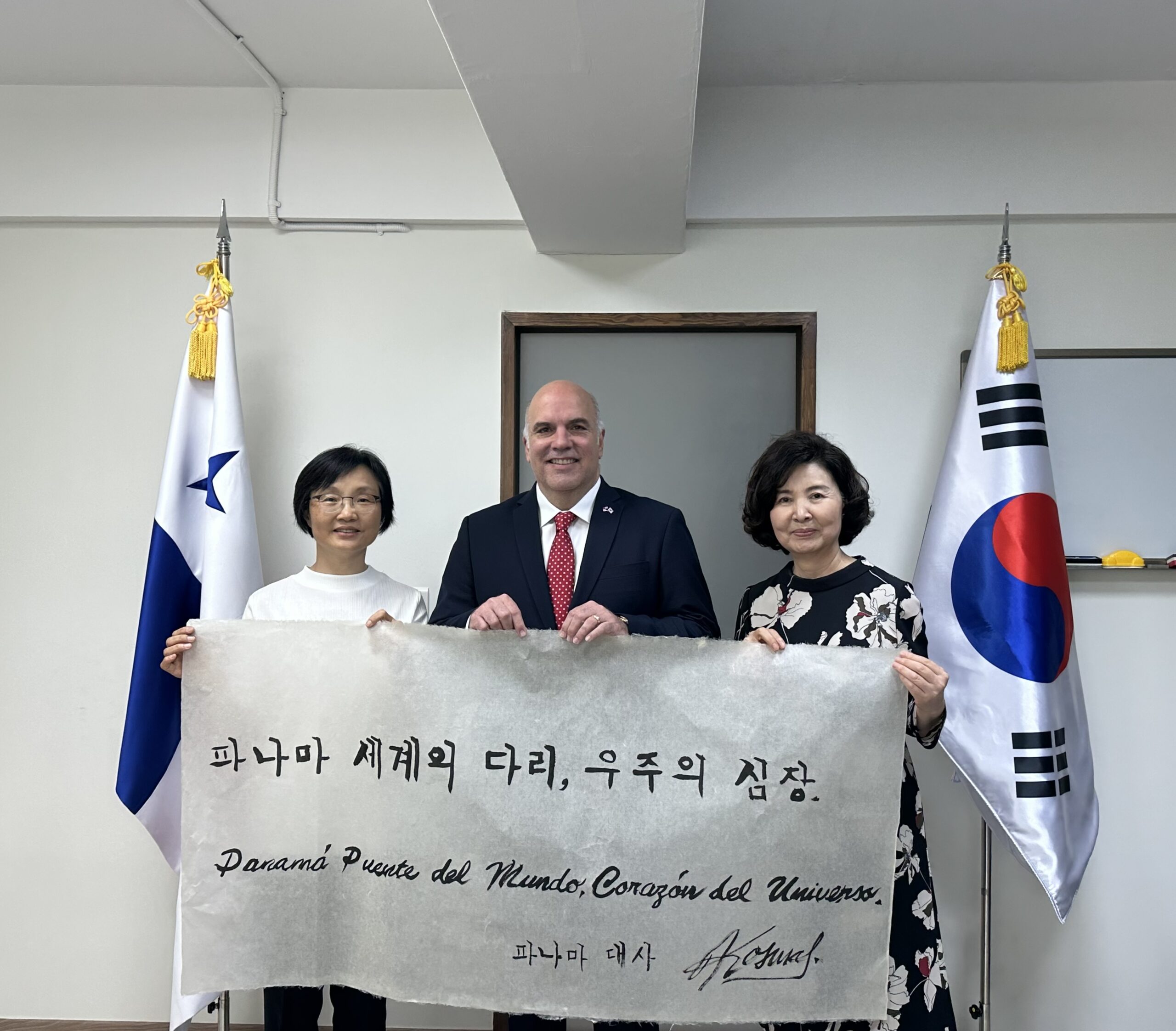 Resaltan a Panamá en pergamino con escritura coreana