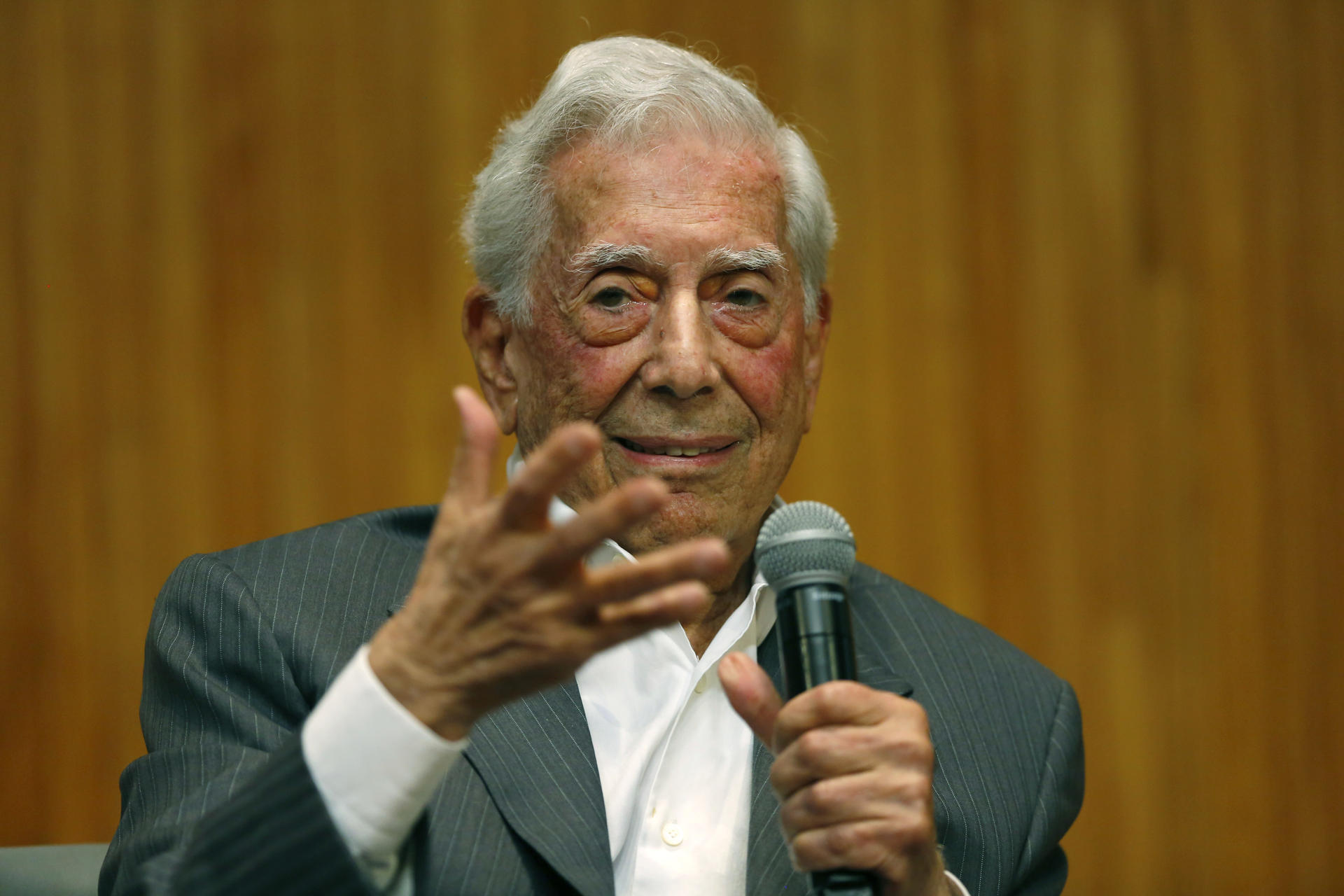 Vargas Llosa hospitalizado por segunda vez en Madrid por covid-19