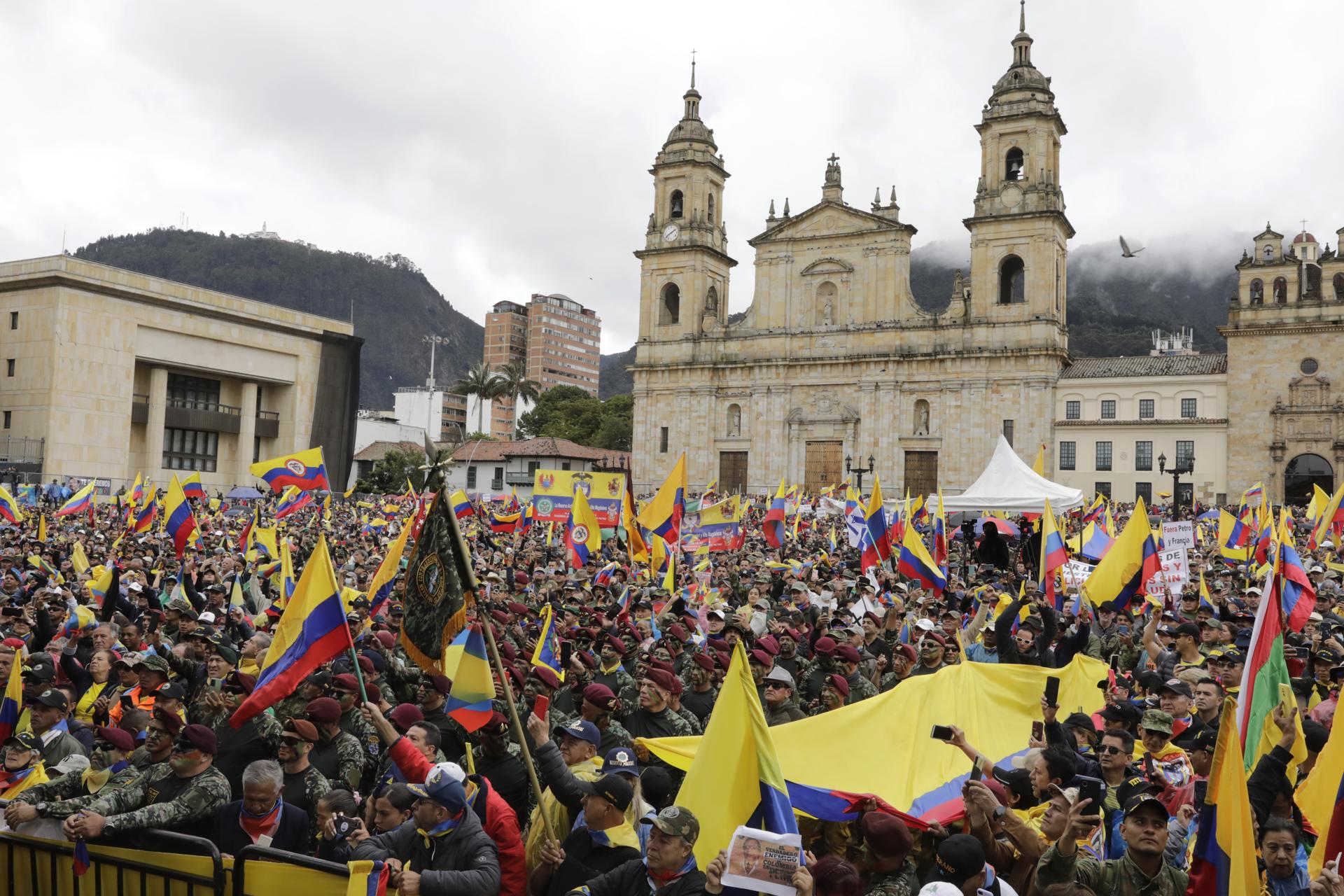 Reservistas y veteranos se manifiestan en Colombia contra el Gobierno de Petro