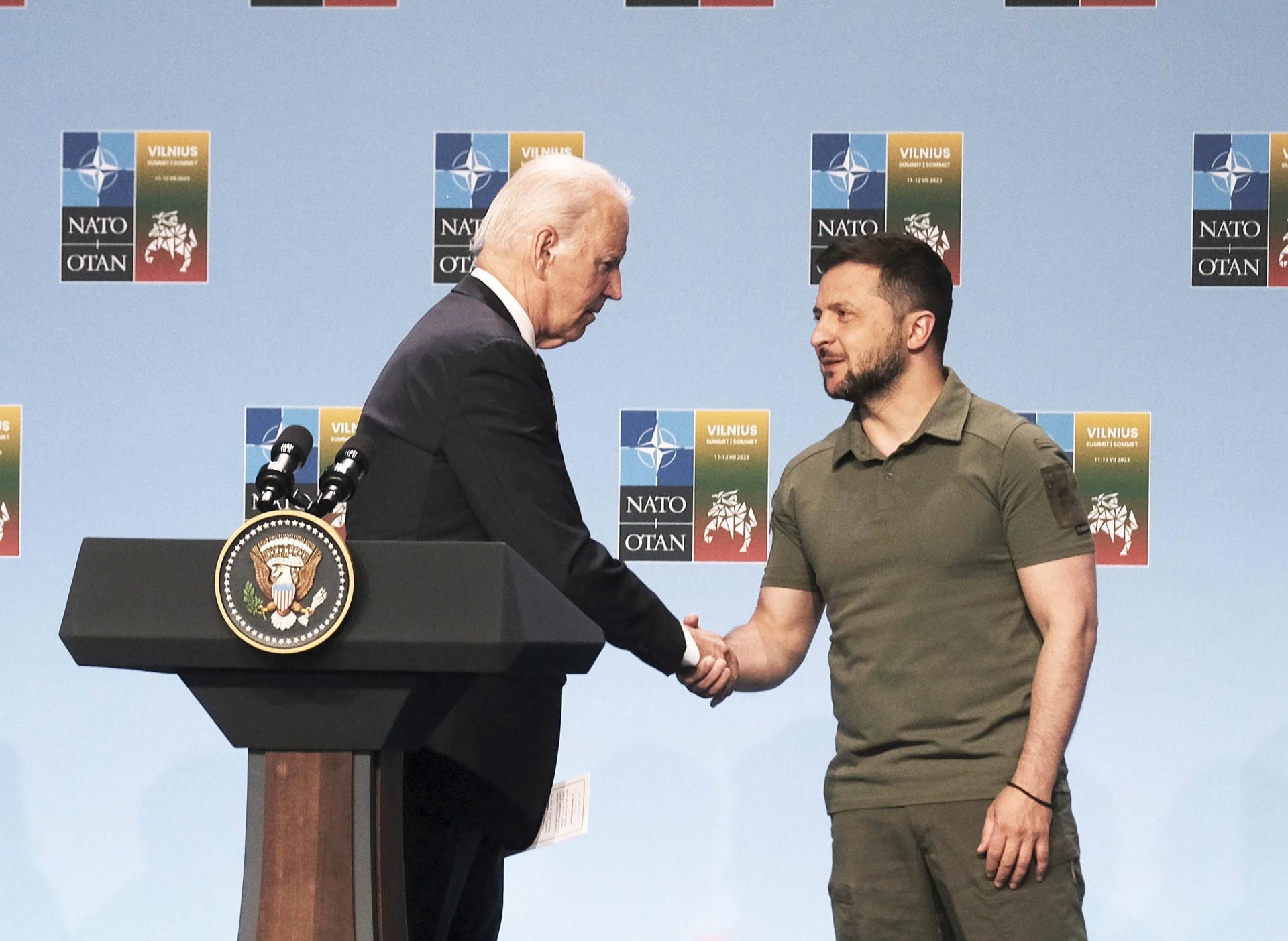 Biden dijo a Zelenski que entiende la “frustración” que ha expresado a la OTAN