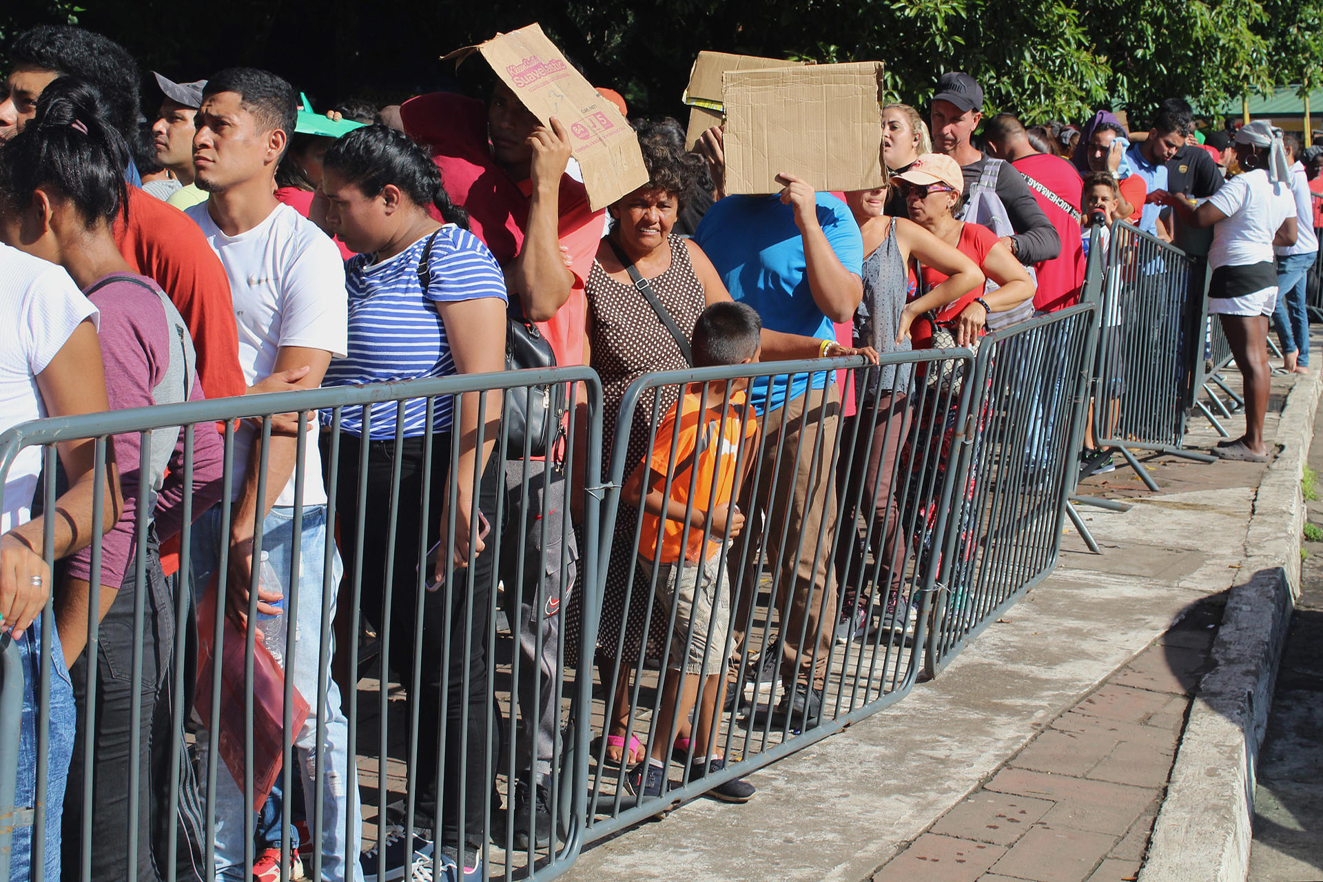 Migrantes afrontan obstáculos en el sur de México en medio de solicitudes récord de asilo