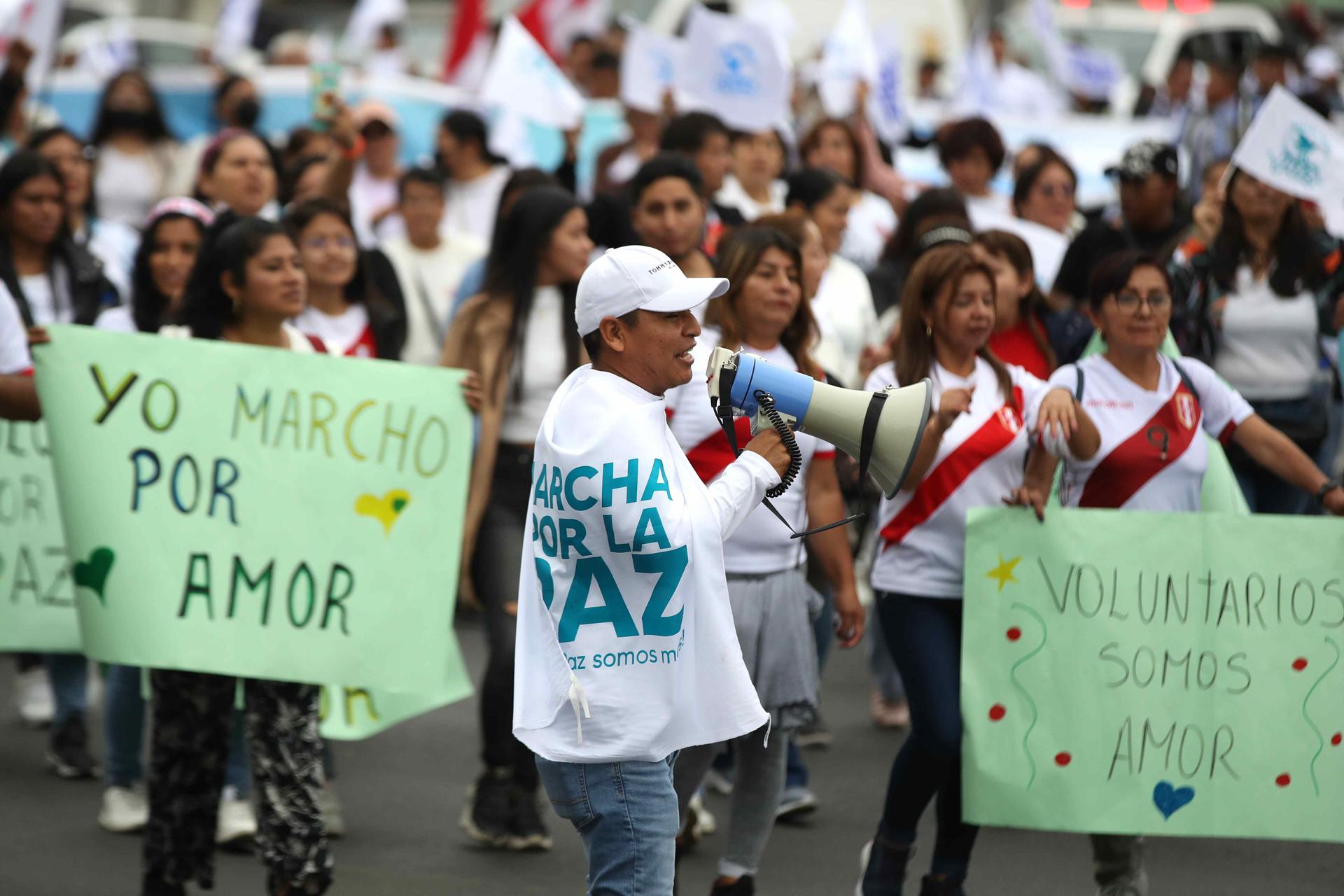 Cientos de personas se unen a una marcha en Lima, días antes de una nueva jornada de protestas