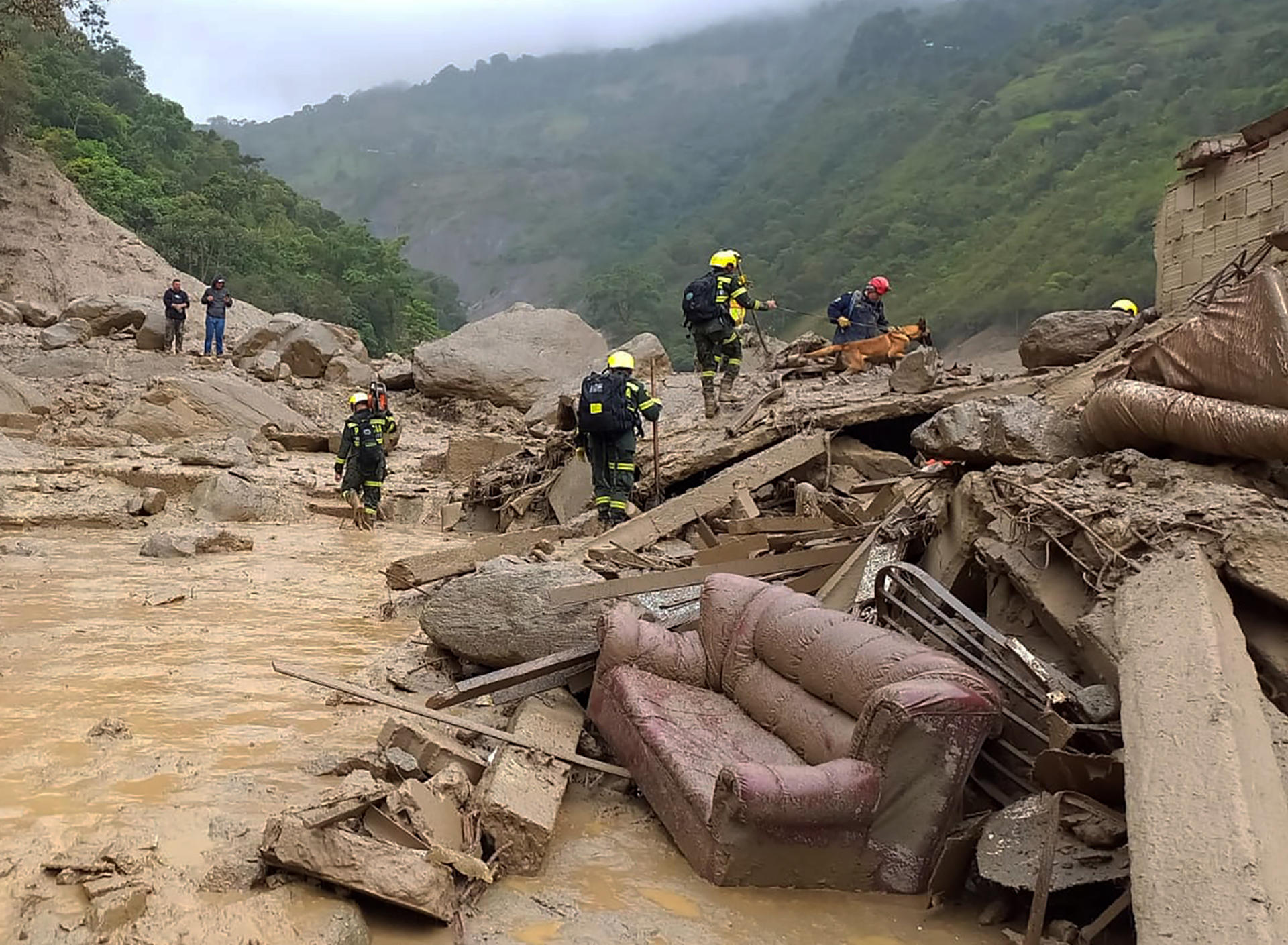 Ascienden a 14 los muertos por la avalancha en el centro de Colombia