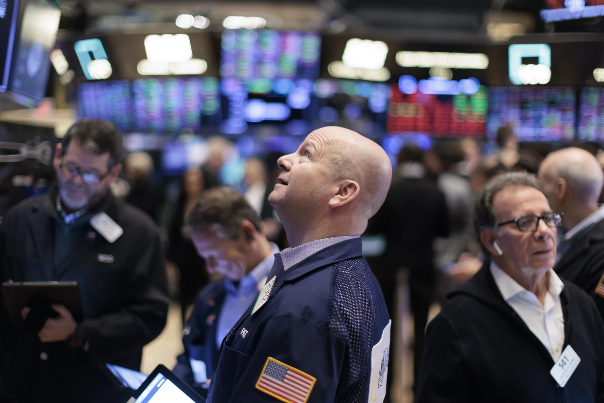 Wall Street cierra rojo y el Nasdaq pierde 2,17 % tras rebaja de calificación de la deuda
