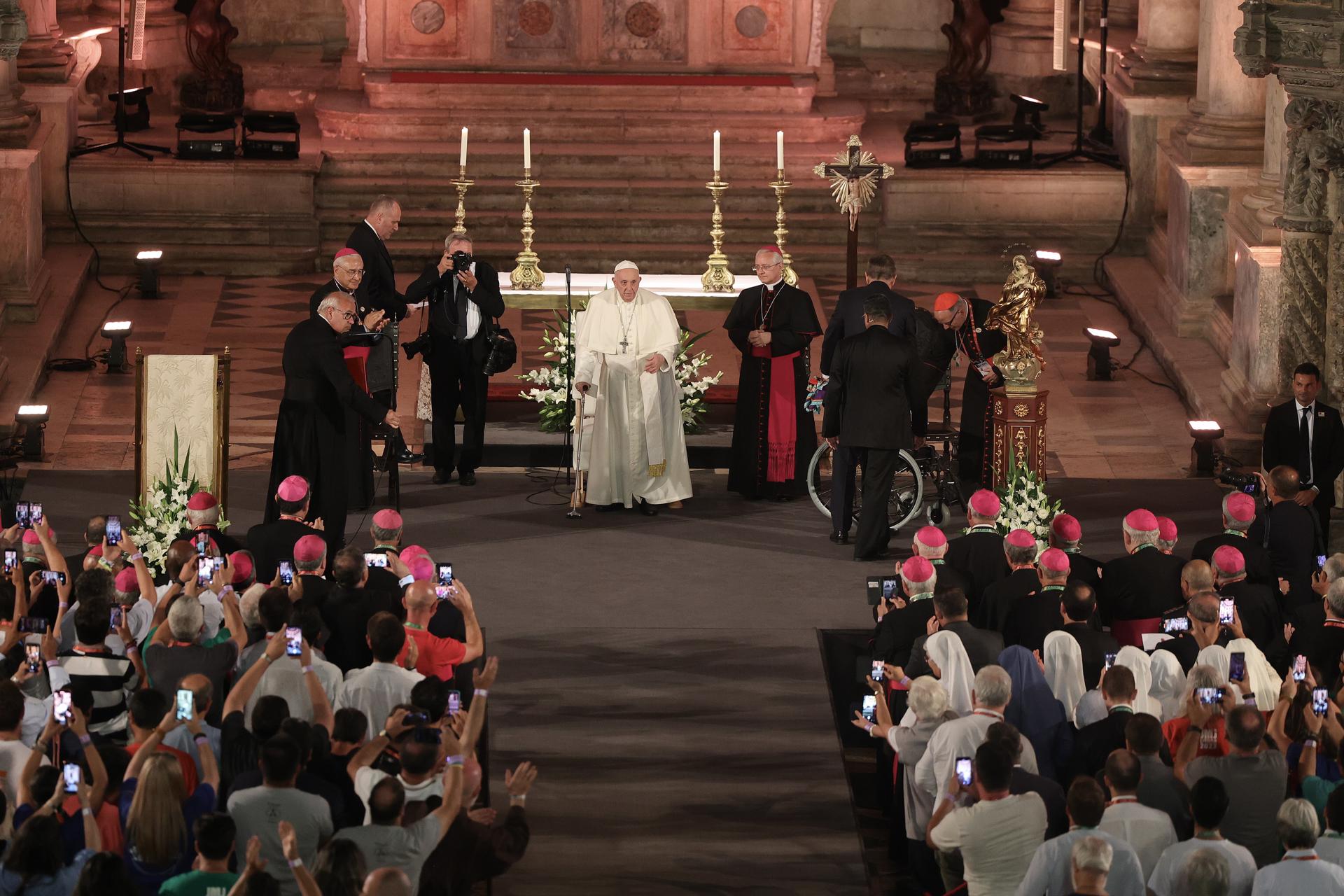 El papa Francisco se reúne con 13 víctimas de abusos en Portugal