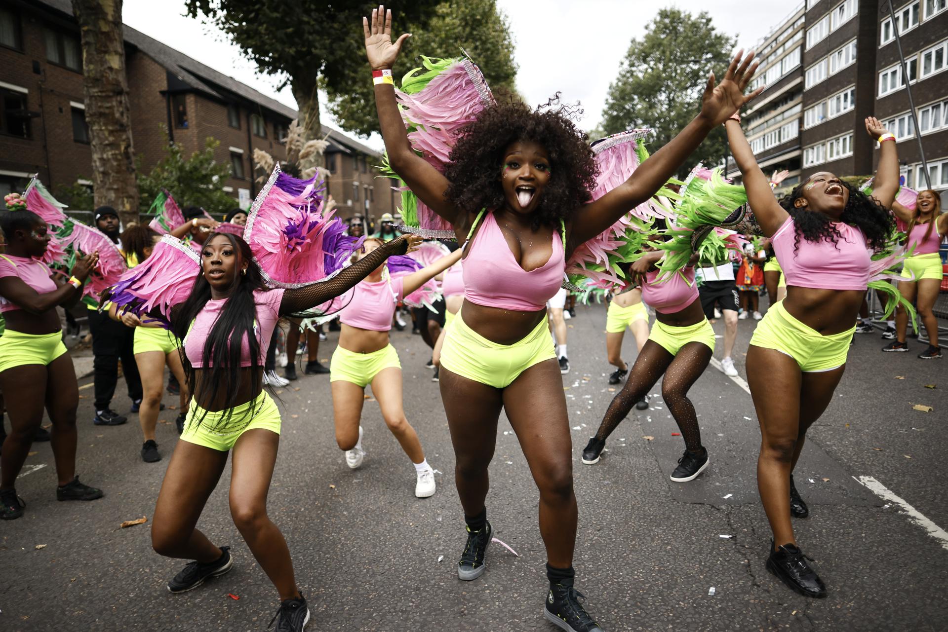 El carnaval de Notting Hill concentra multitudes para celebrar la cultura caribeña