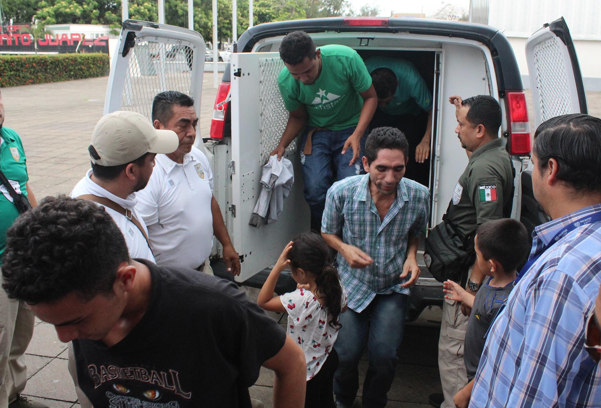 Autoridades interceptan a 126 migrantes centroamericanos en el oriente de México