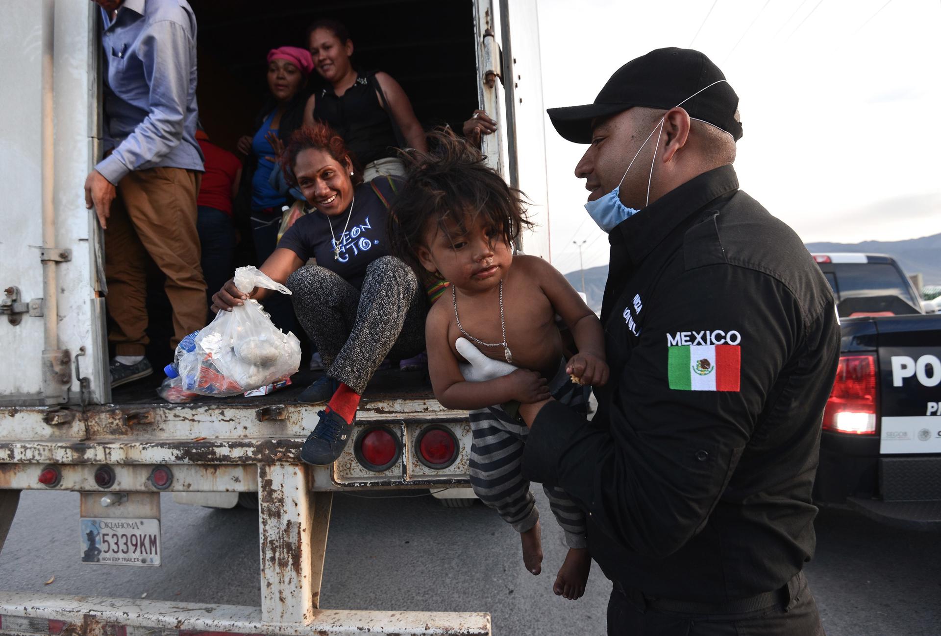 México halla a 231 migrantes de Guatemala y El Salvador hacinados en un tráiler