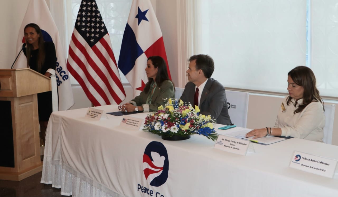 Juramentan a los nuevos miembros del Cuerpo de Paz en Panamá 