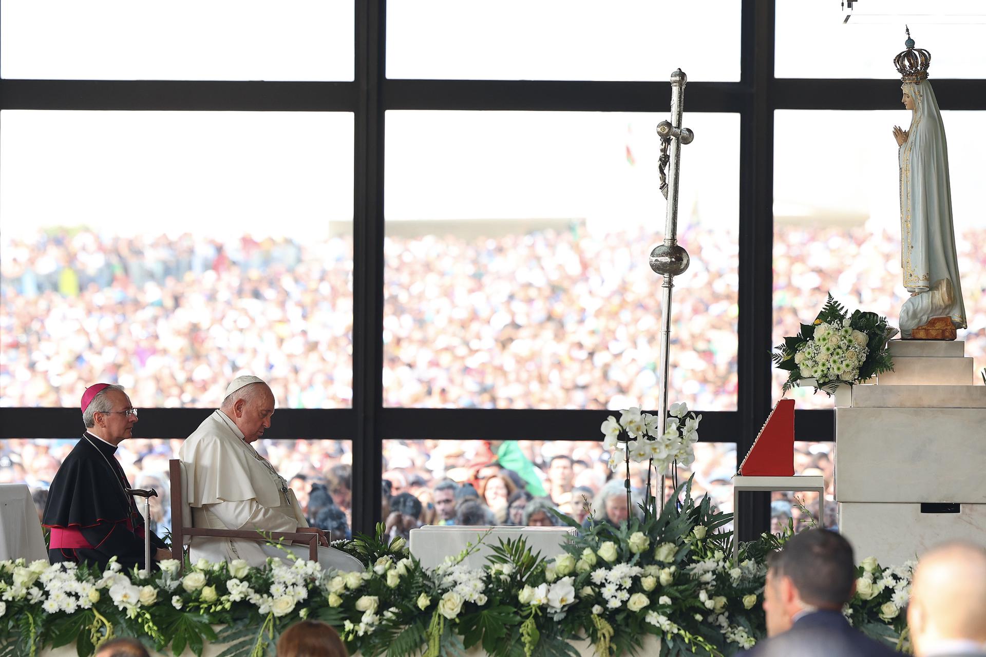 El papa visitó Fátima, donde habló de la figura de María, pero no mencionó las guerras