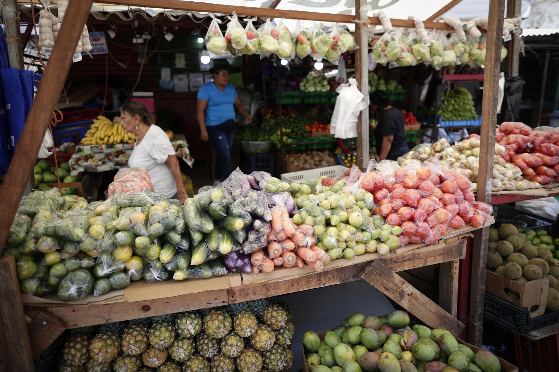 Falta de producción y monopolios: las causas de que la comida no baje de precio en Panamá