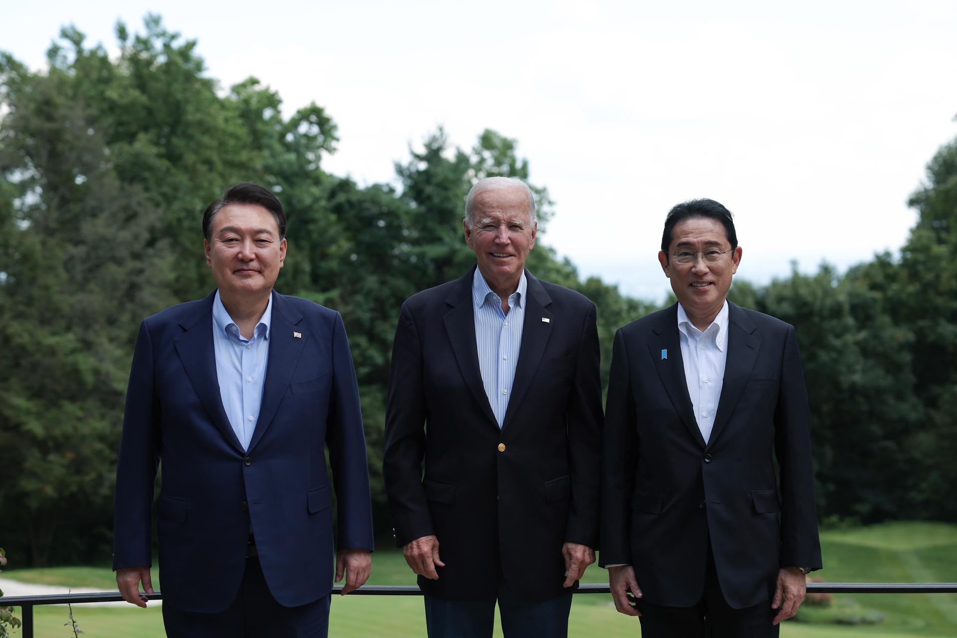 EE.UU., Japón y Corea del Sur crearán un “teléfono rojo” para facilitar su cooperación