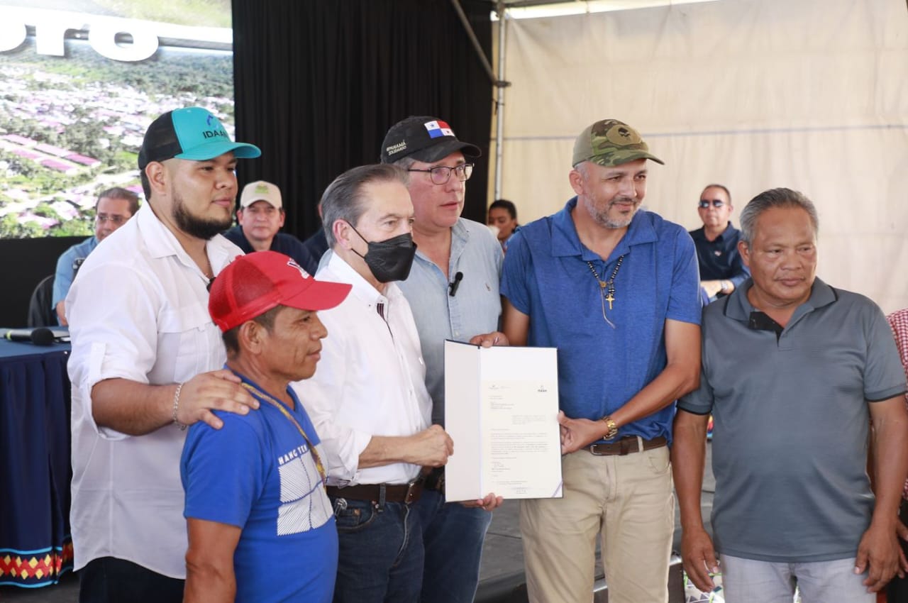 Presidente Cortizo entregó 150 viviendas y villas deportivas en Bocas del Toro