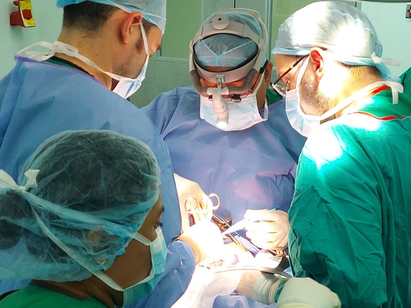 Cirugía de primer mundo que benefició a madre y su bebé se realizó en el Complejo Hospitalario