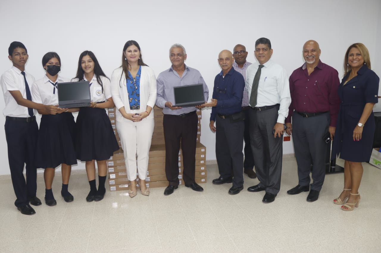 Meduca donó 60 laptops al Instituto Fermín Naudeau