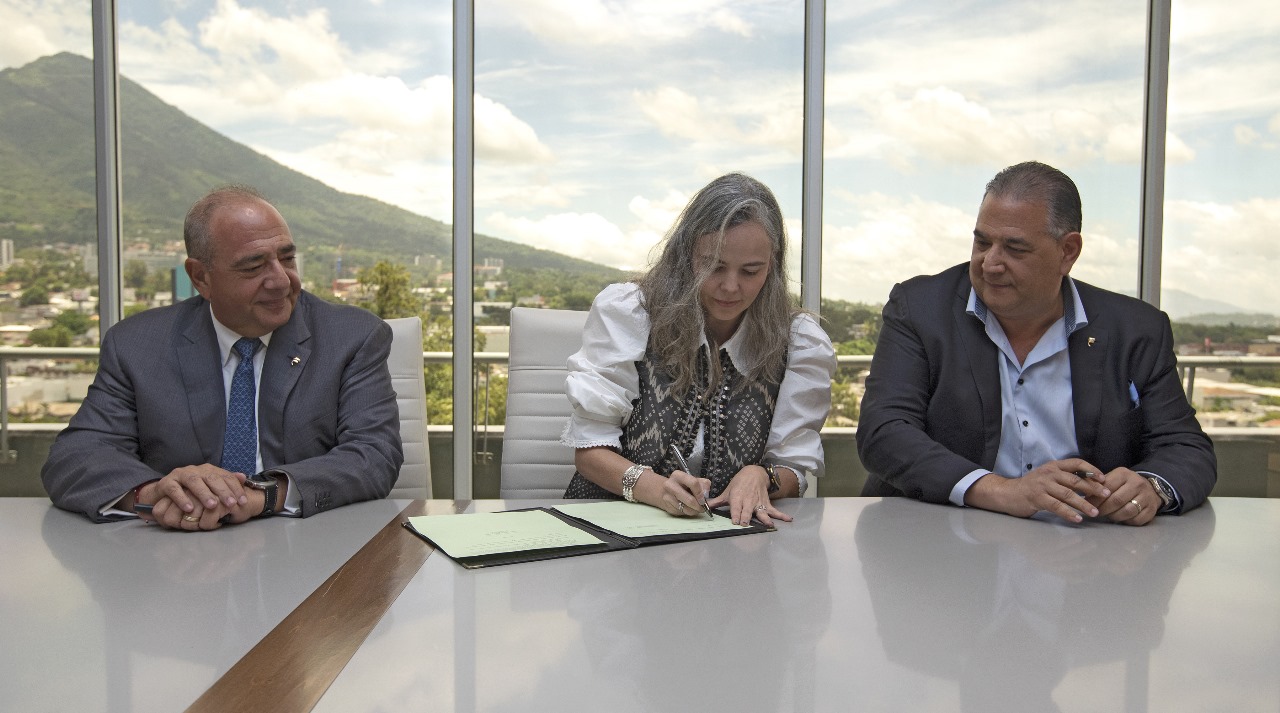 Para adquisición de ASESUISA en El Salvador, Suramericana y Grupo Financiero Ficohsa firmaron acuerdo