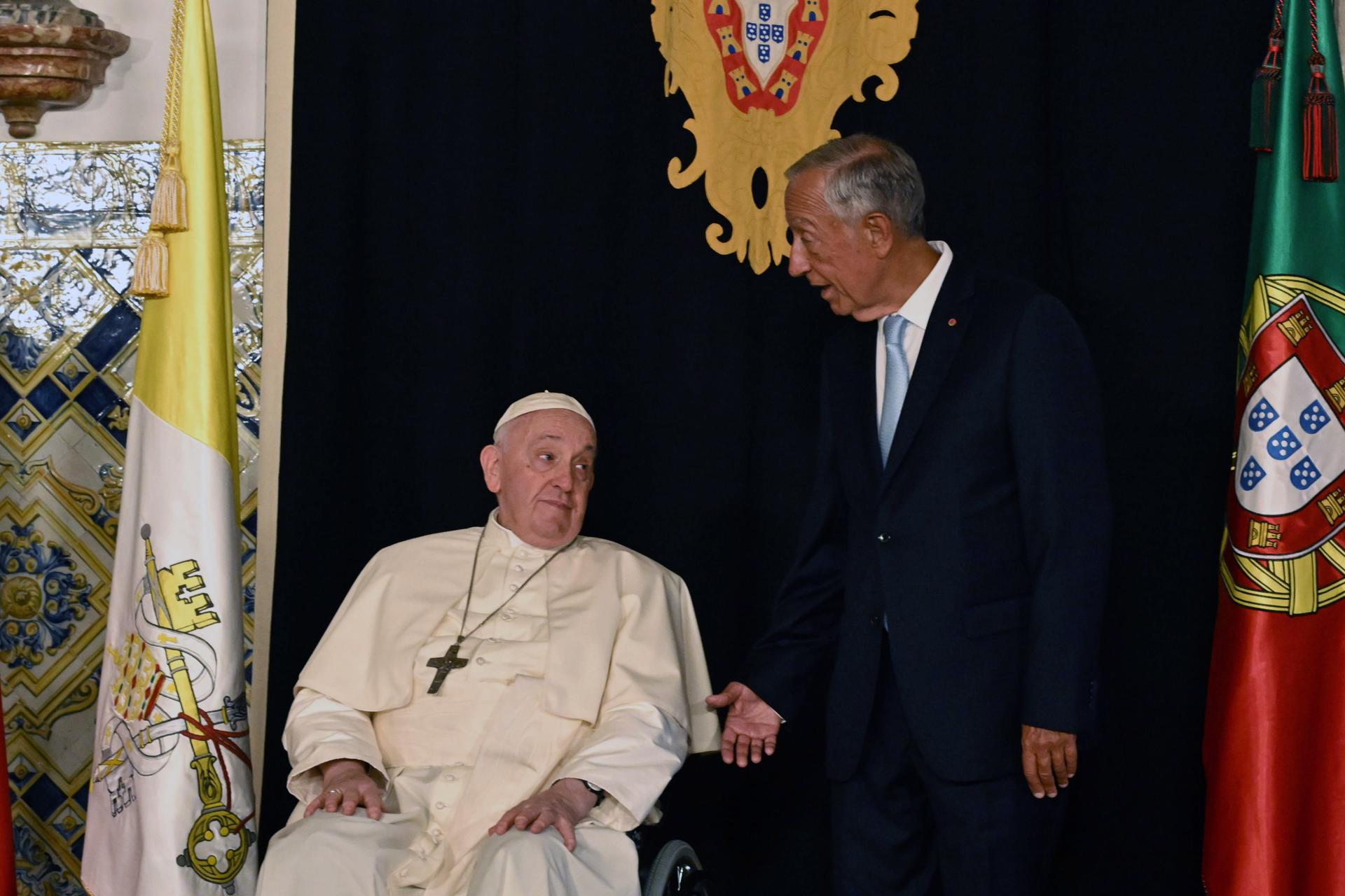 El papa pidió desde Lisboa políticas para proteger el medio ambiente y ayudar a los jóvenes