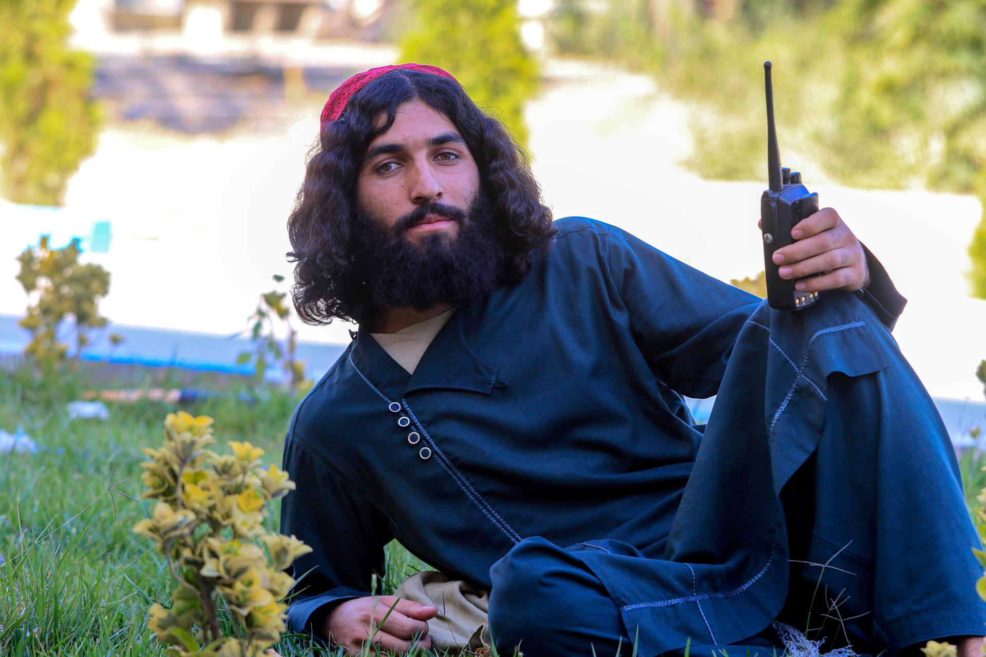 Talibanes cumplen años en el poder convertidos en burócratas con esposas y casas de lujo