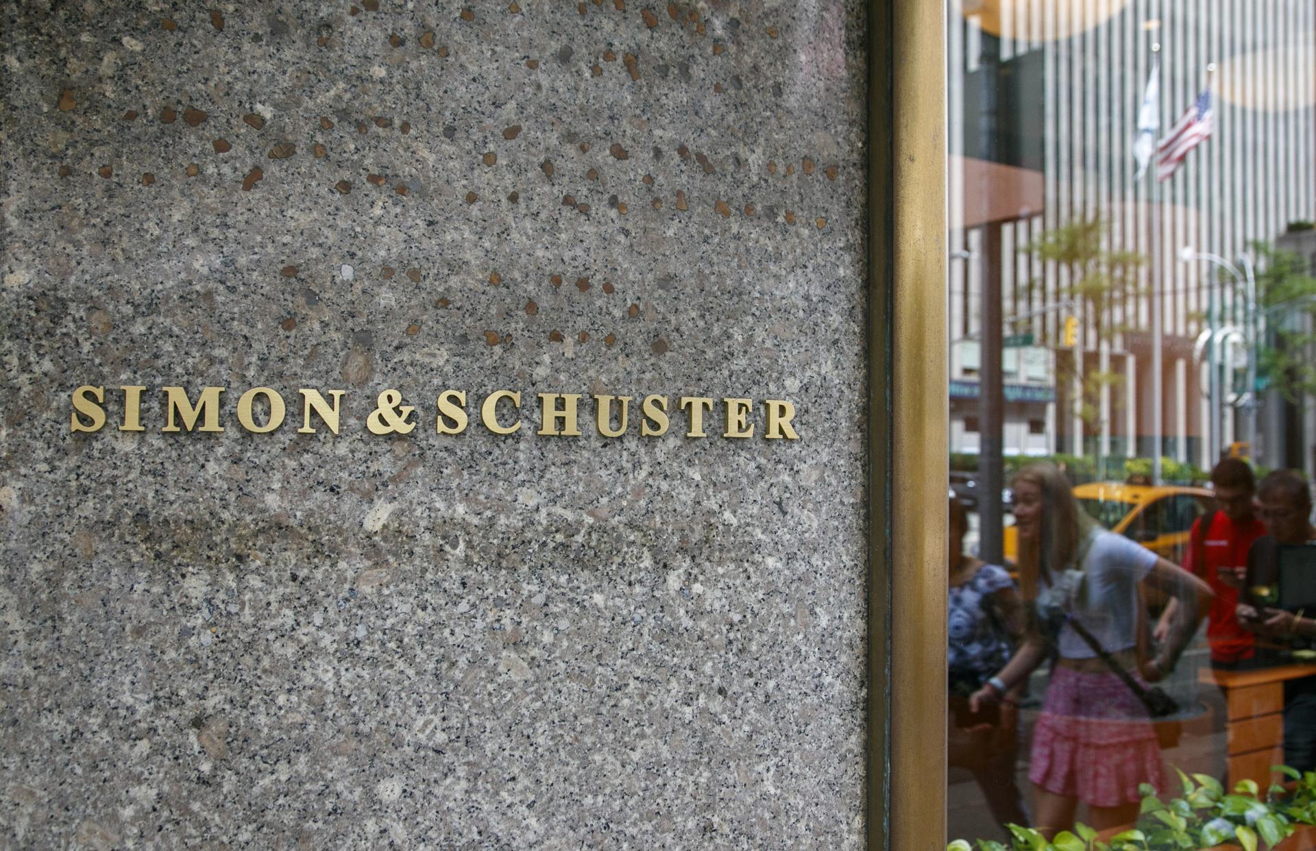 Paramount vendió editorial a fondo de inversión editorial Simon&Schuster por 1.620 millones de dólares