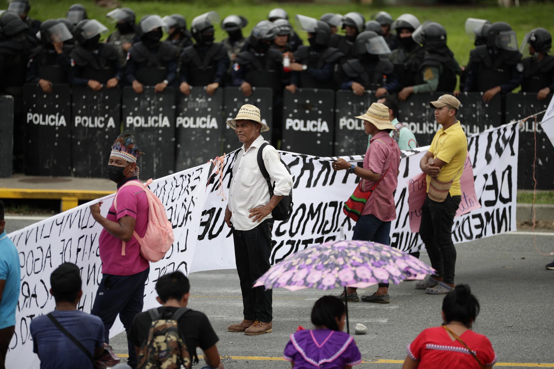 Indígenas bloquean la principal carretera de Panamá para exigir mejoras en sus comunidades