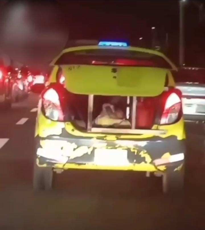 Taxista transportaba a una menor en el maletero del auto