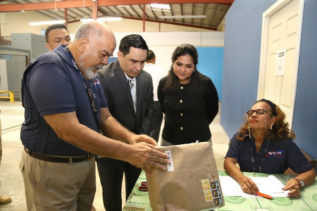 Director de Aduanas de El Salvador recorrió depósito postal en aeropuerto de Tocumen