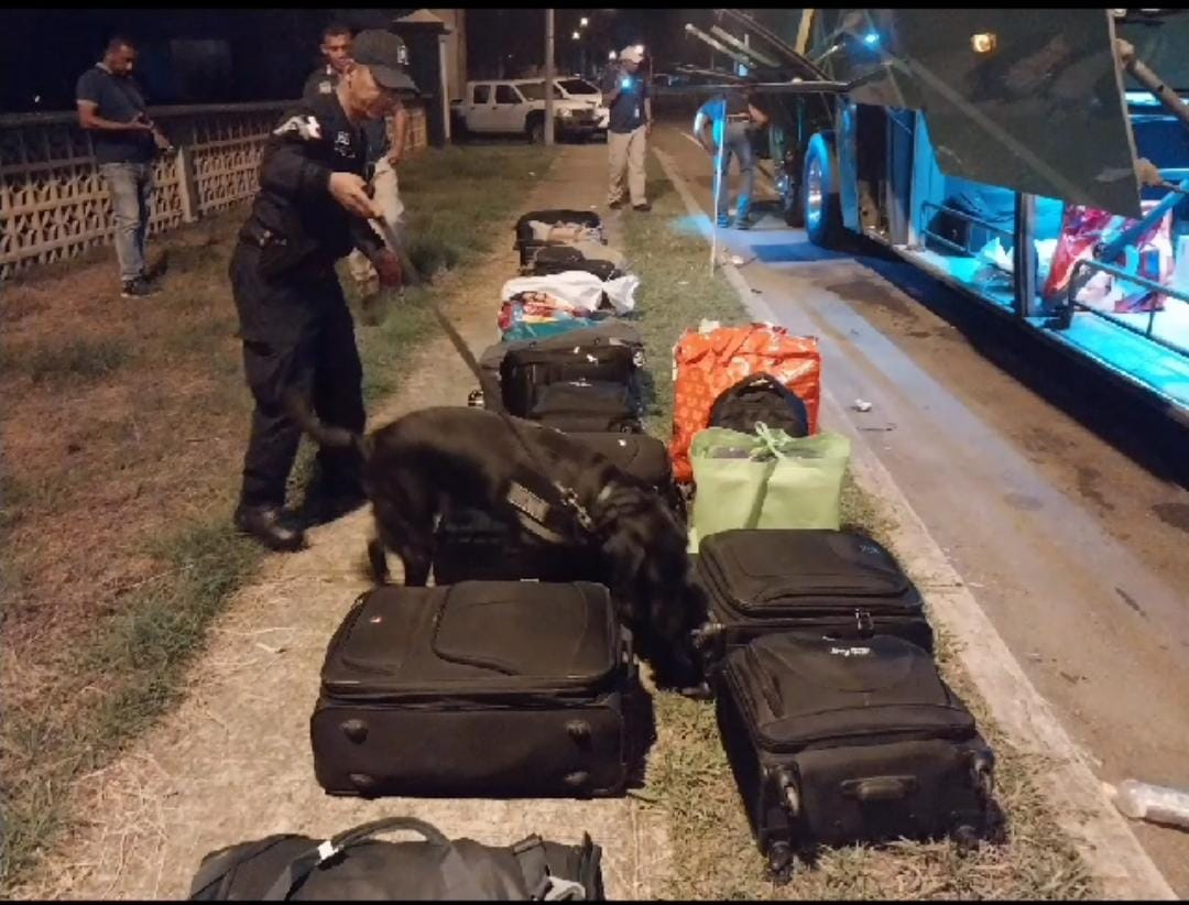 Policía decomisó 28 paquetes de presunta droga en un bus David-Panamá