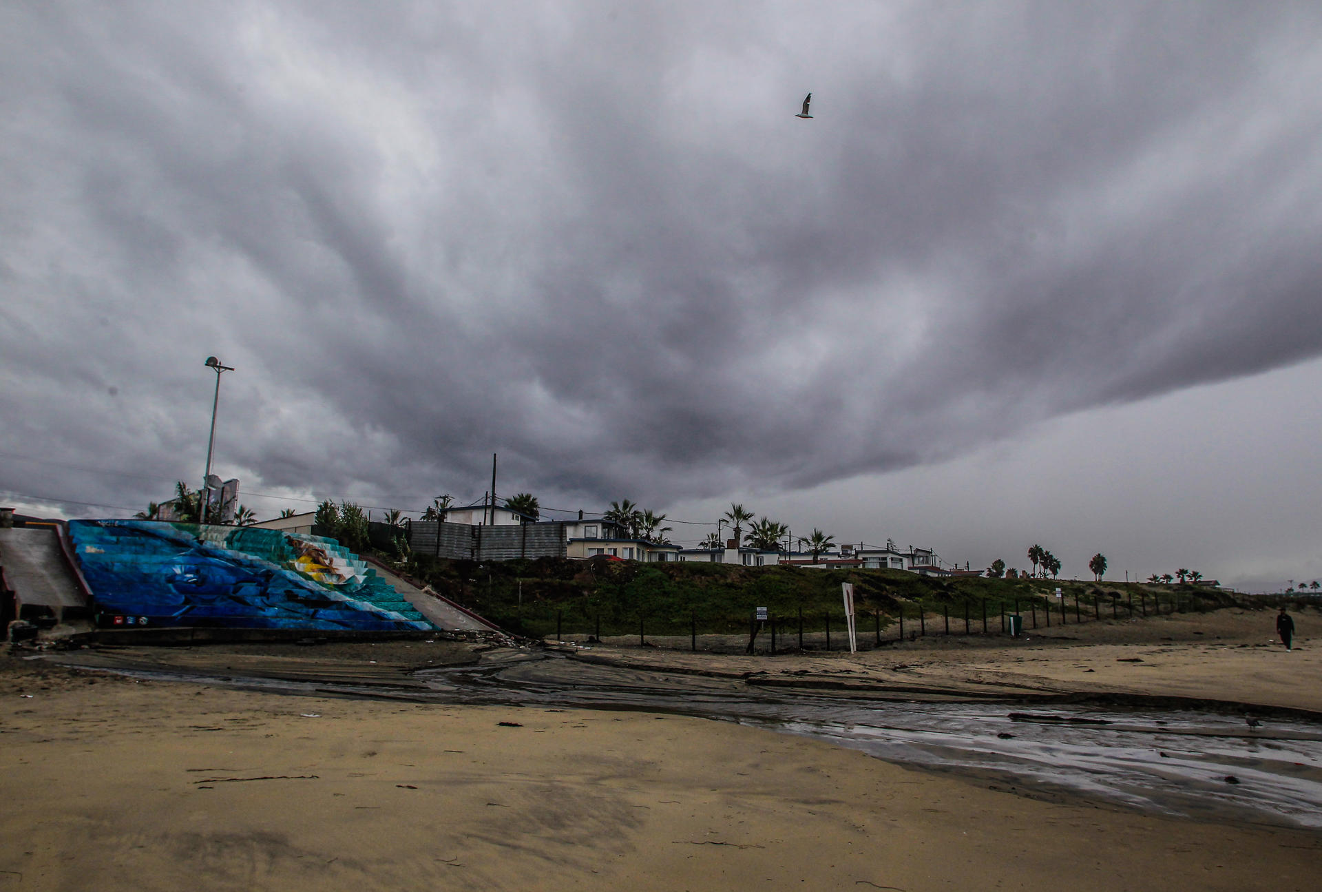 Dora crece a huracán categoría 2 pero se aleja del Pacífico mexicano