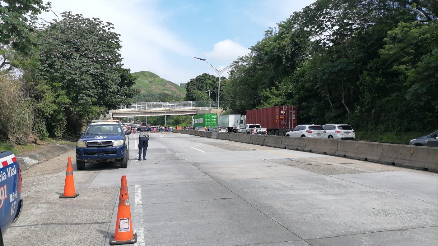 Padres de familia y docentes de escuela en Kuna Nega bloquearon autopista Panamá-Colón