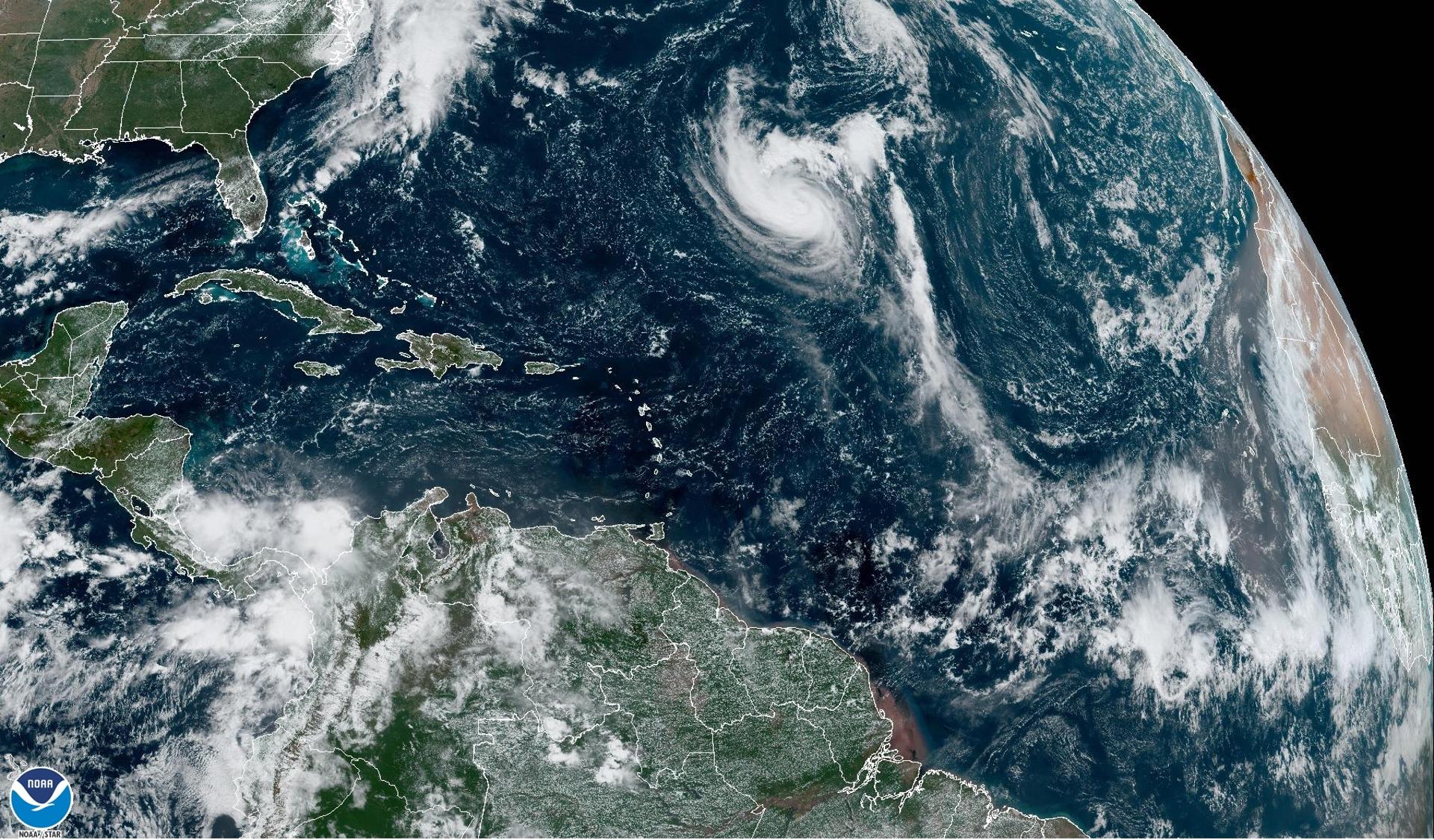 El huracán Nigel se acerca a la categoría 2, pero no amenaza zonas pobladas