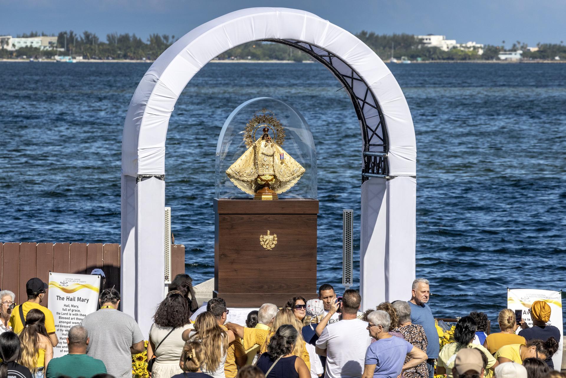 Devotos de la Virgen de la Caridad del Cobre celebran los 50 años de la ermita en Miami