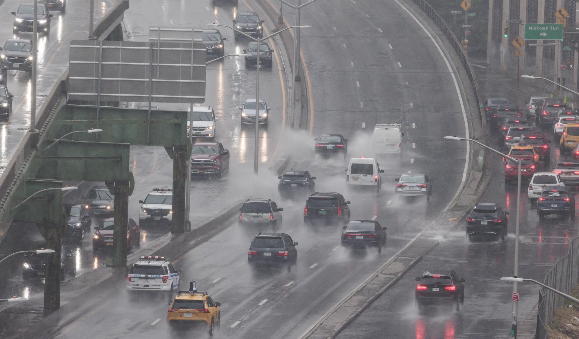 Nueva York, en alerta por lluvias e inundaciones que afectan a los medios de transporte