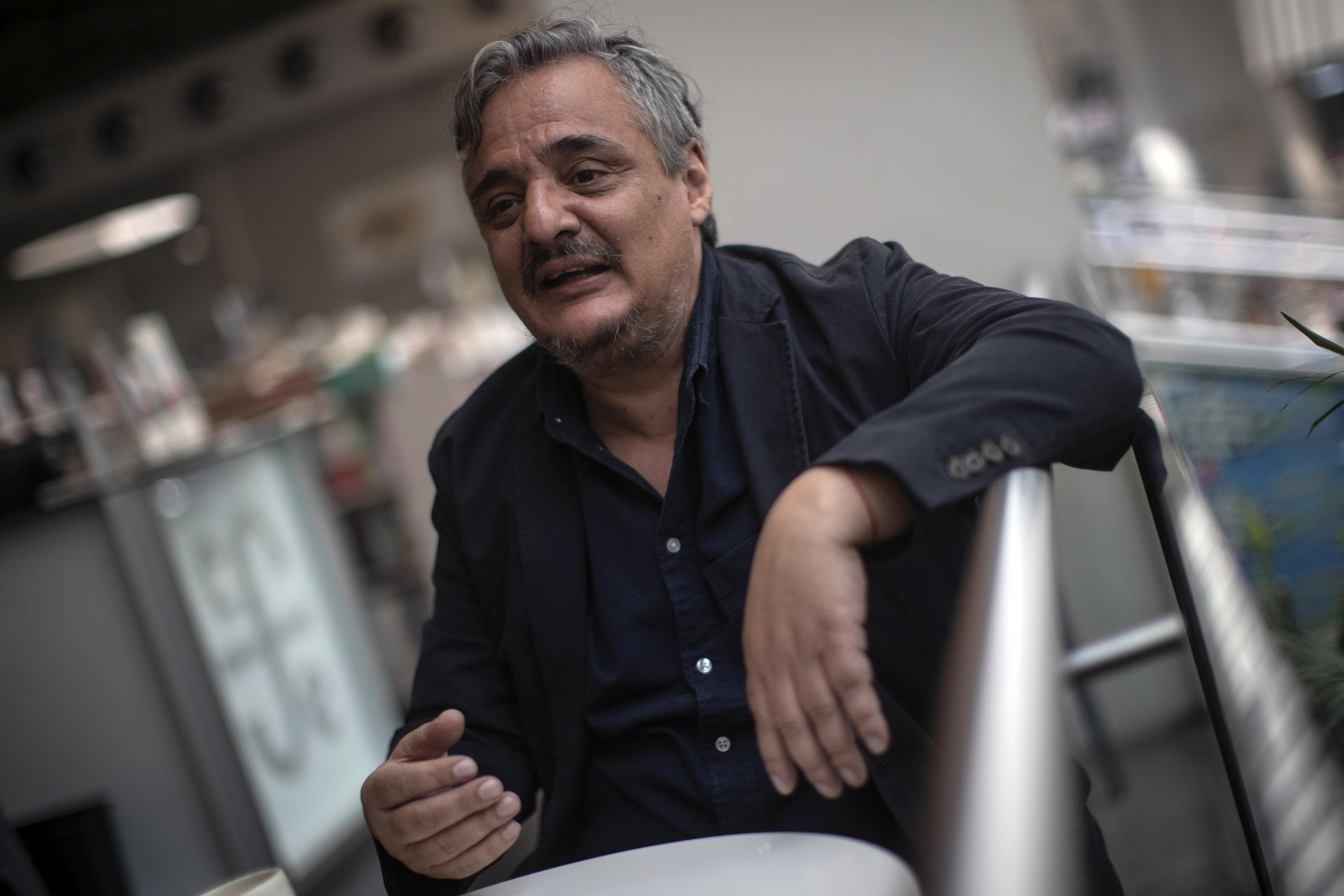 Juan Pablo Meneses: "La literatura va a terminar escribiendo la historia de los pueblos"
