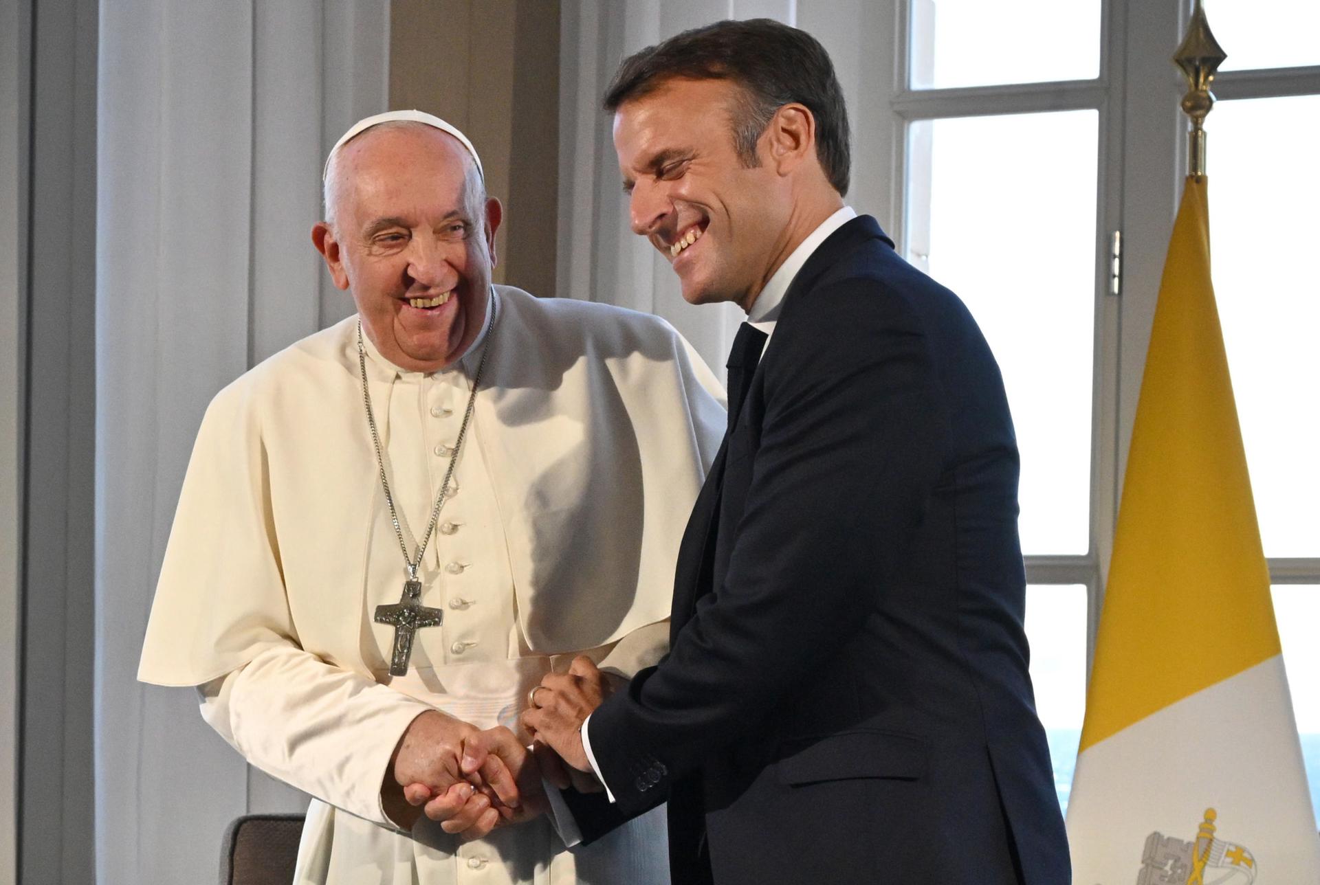 Macron y el papa Francisco: un encuentro privado breve y libros del Mediterráneo