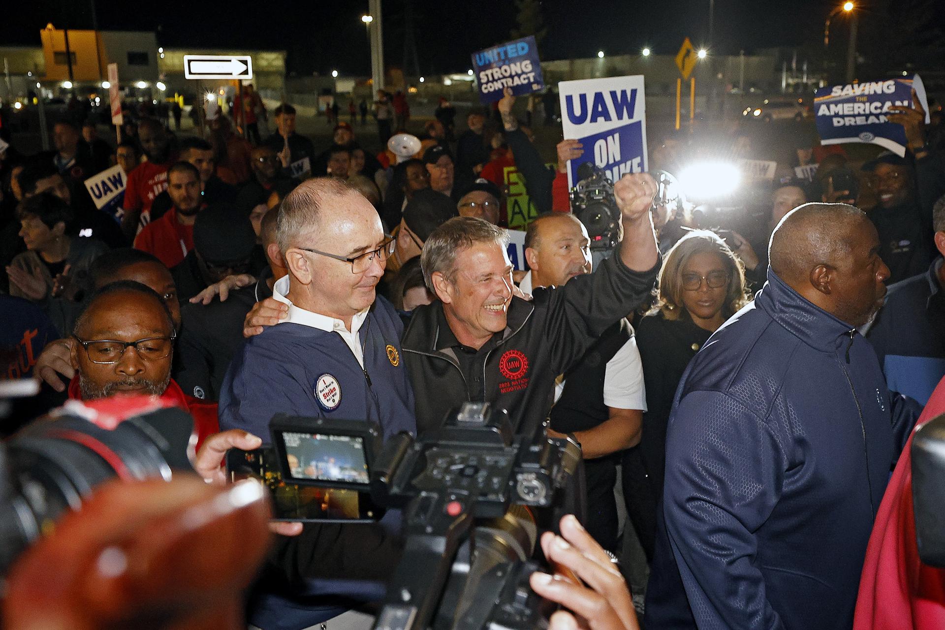 Ford acusó a sindicato UAW de irresponsable por ampliar la huelga de la automoción en EE.UU.
