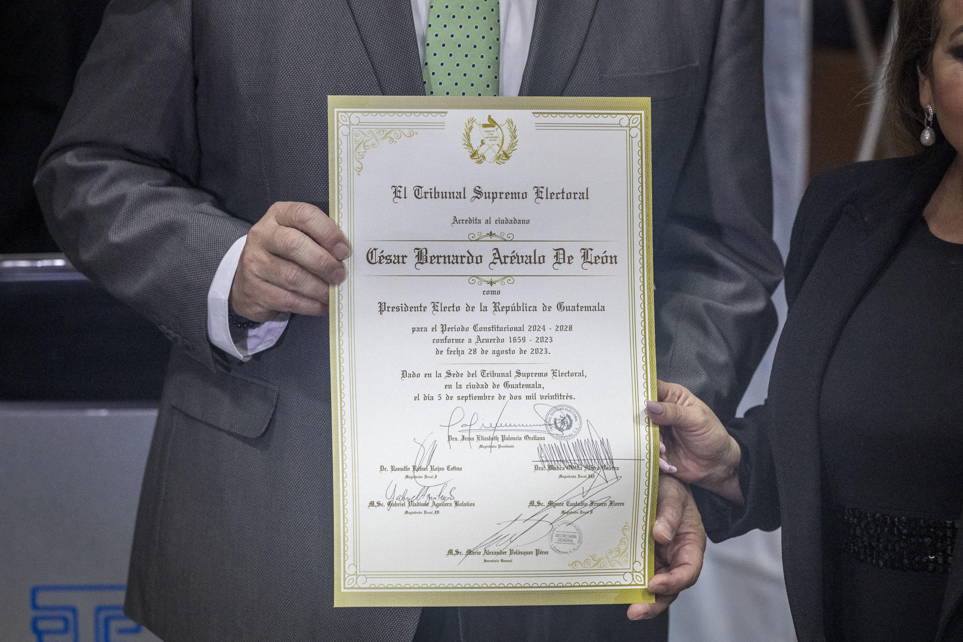 Tribunal Supremo Electoral de Guatemala entregó credenciales al presidente electo
