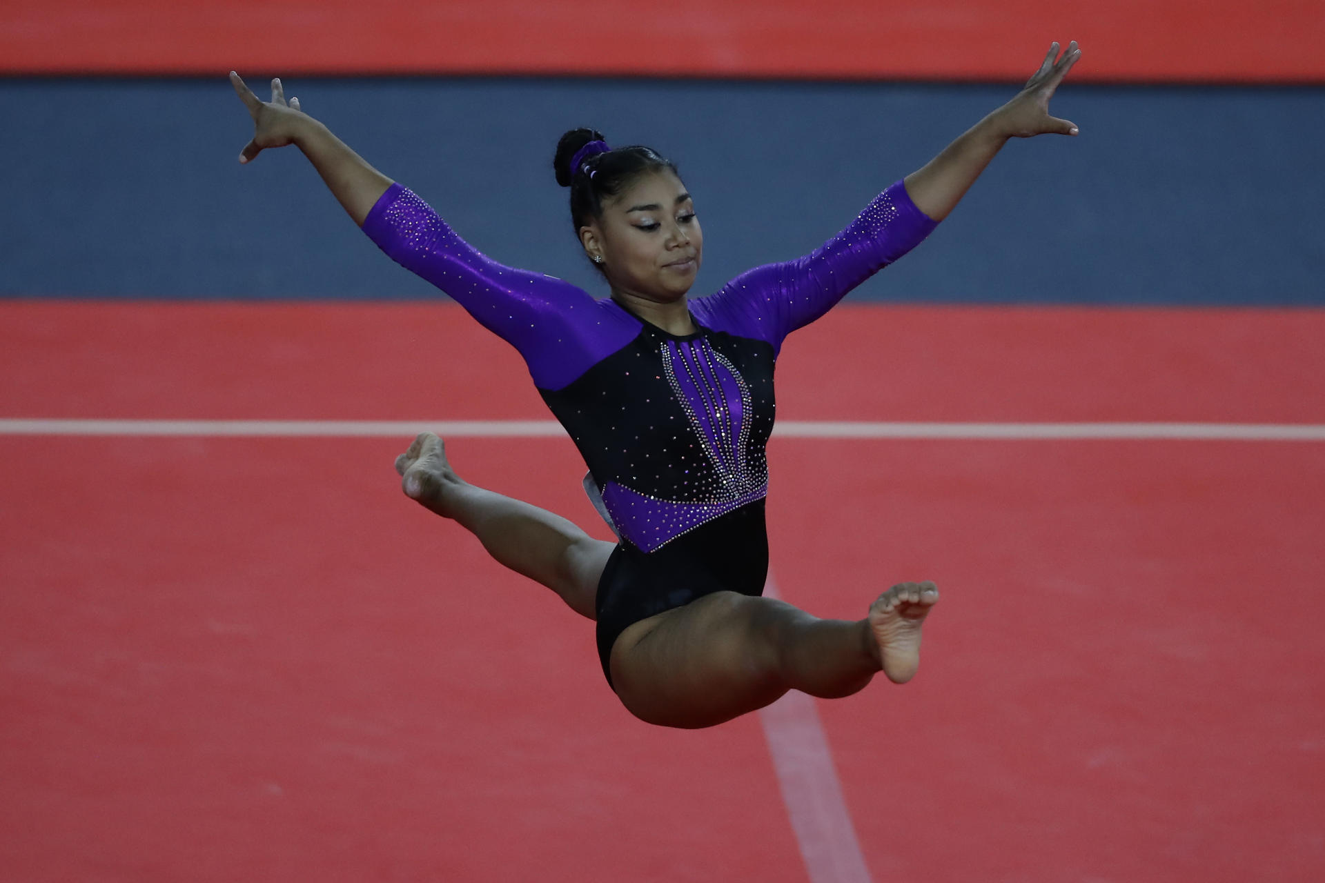 La gimnasta panameña Hillary Heron, tras los pasos de Biles en su primer mundial