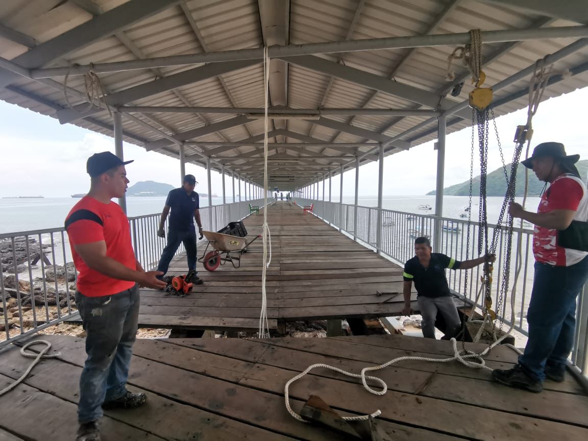 Continúan labores de reparación del muelle en Isla Taboga